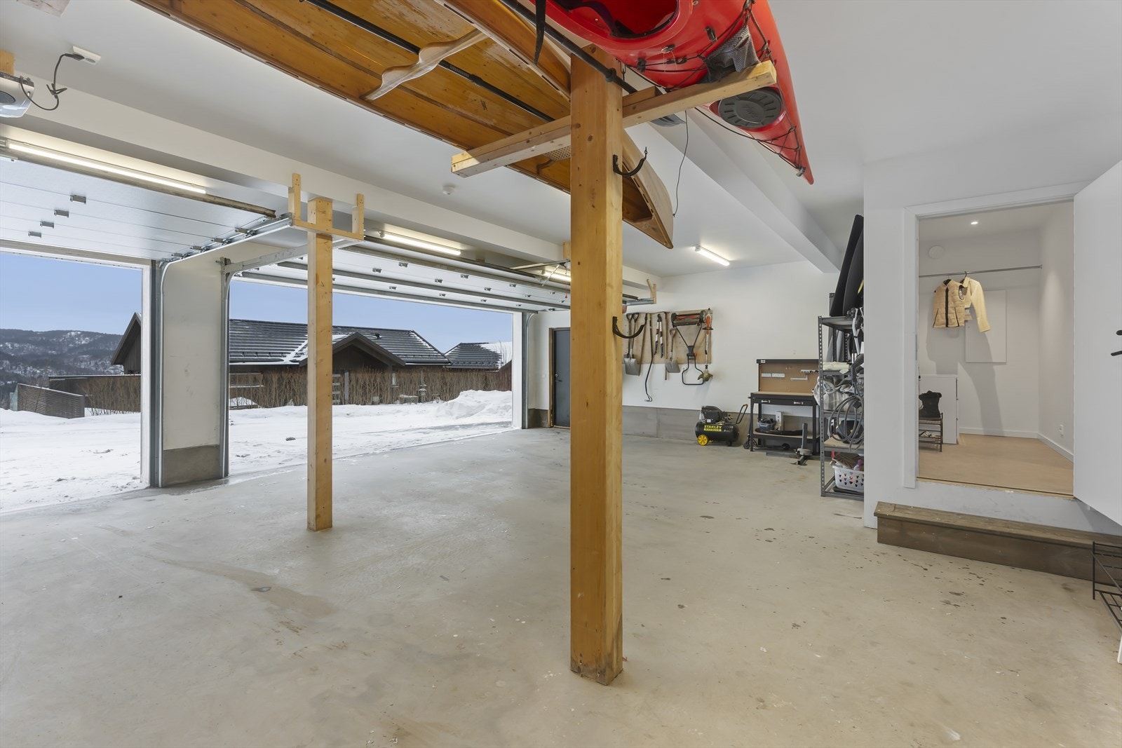 Direkte adkomst via porter, dør og dør inn til boligen Galleribilde