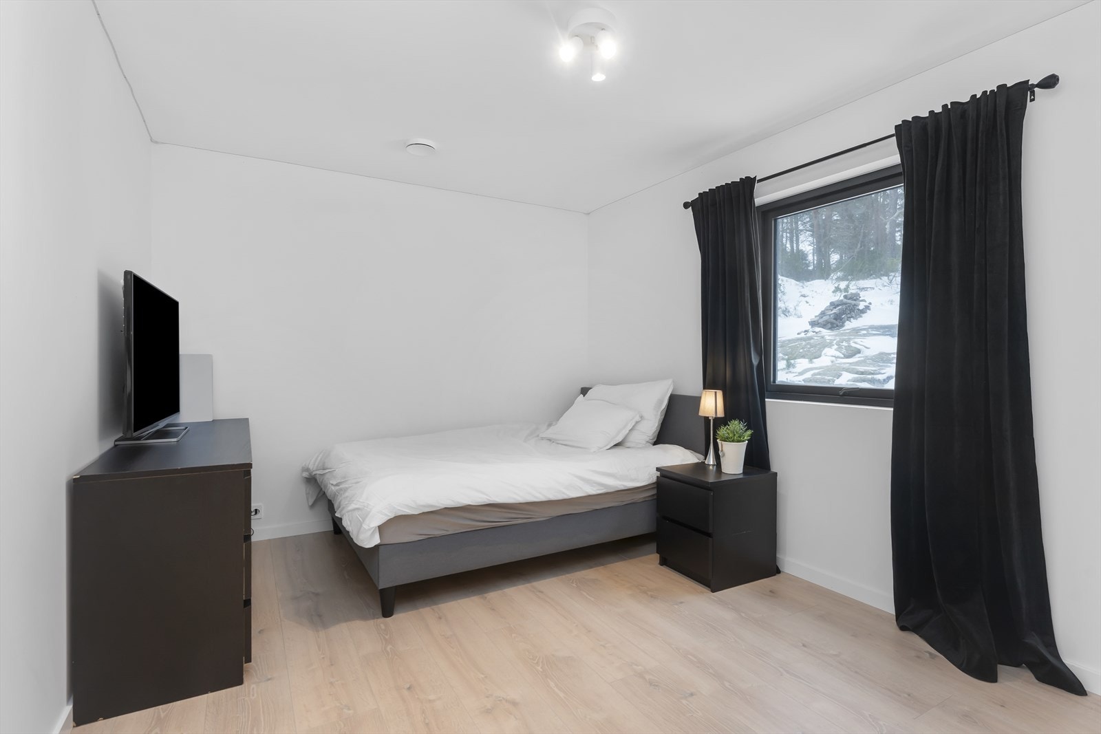 Det er en egen fløy med bad og soverom i denne etasjen Galleribilde