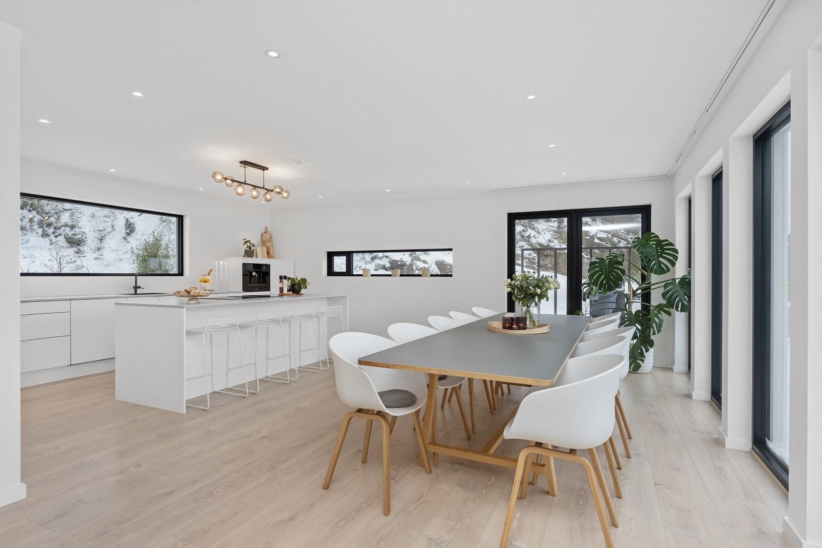 Den åpne planløsningen og de lyse overflatene skaper en luftig og harmonisk atmosfære Galleribilde