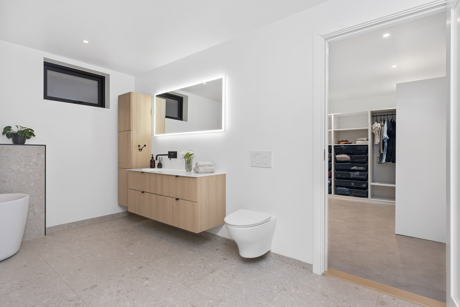 Badet ligger praktisk til rett ved stort vaskerom Galleribilde