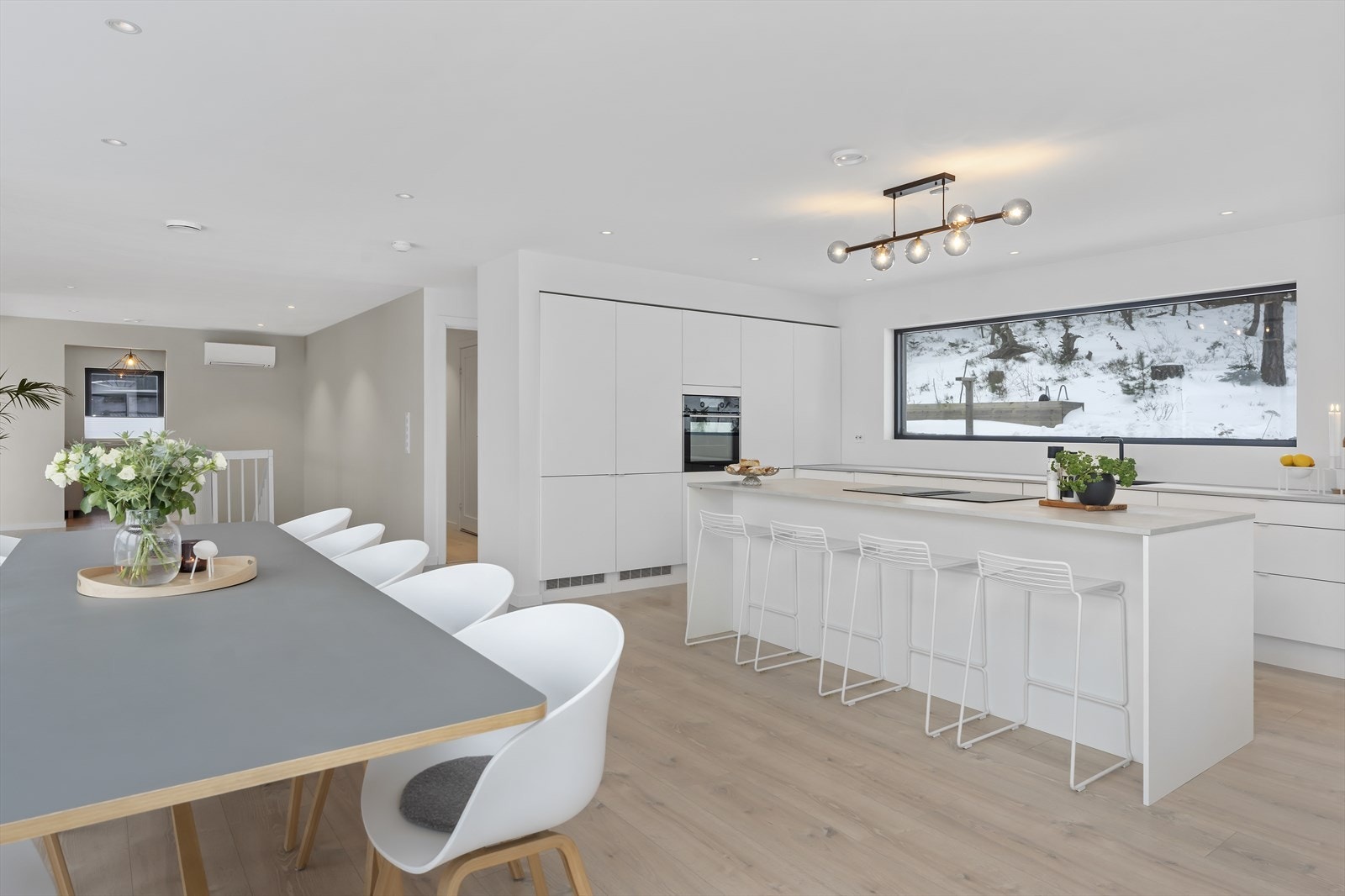 Fra trappegang kommer vi inn til kjøkkenet Galleribilde