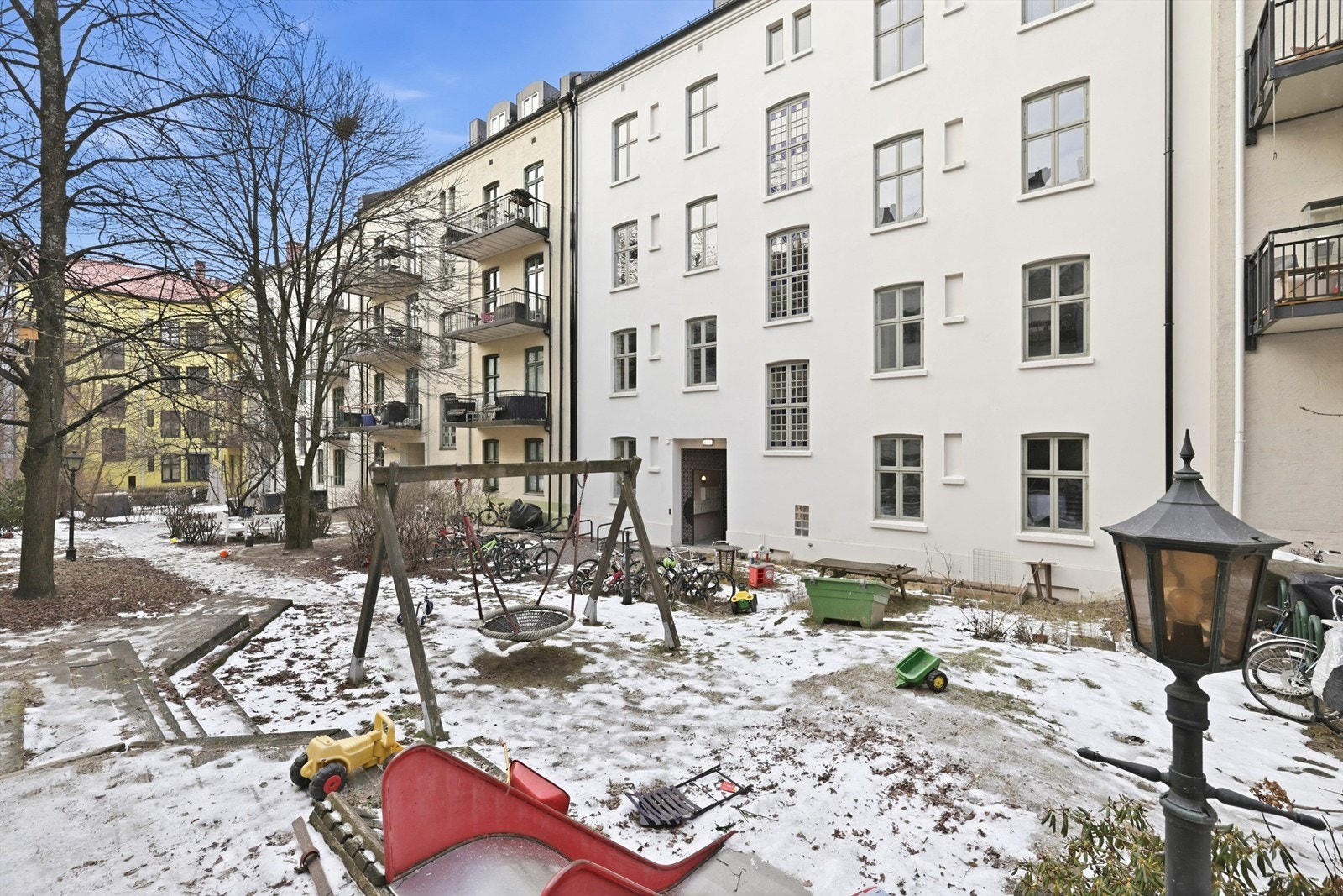 Bakgård Galleribilde