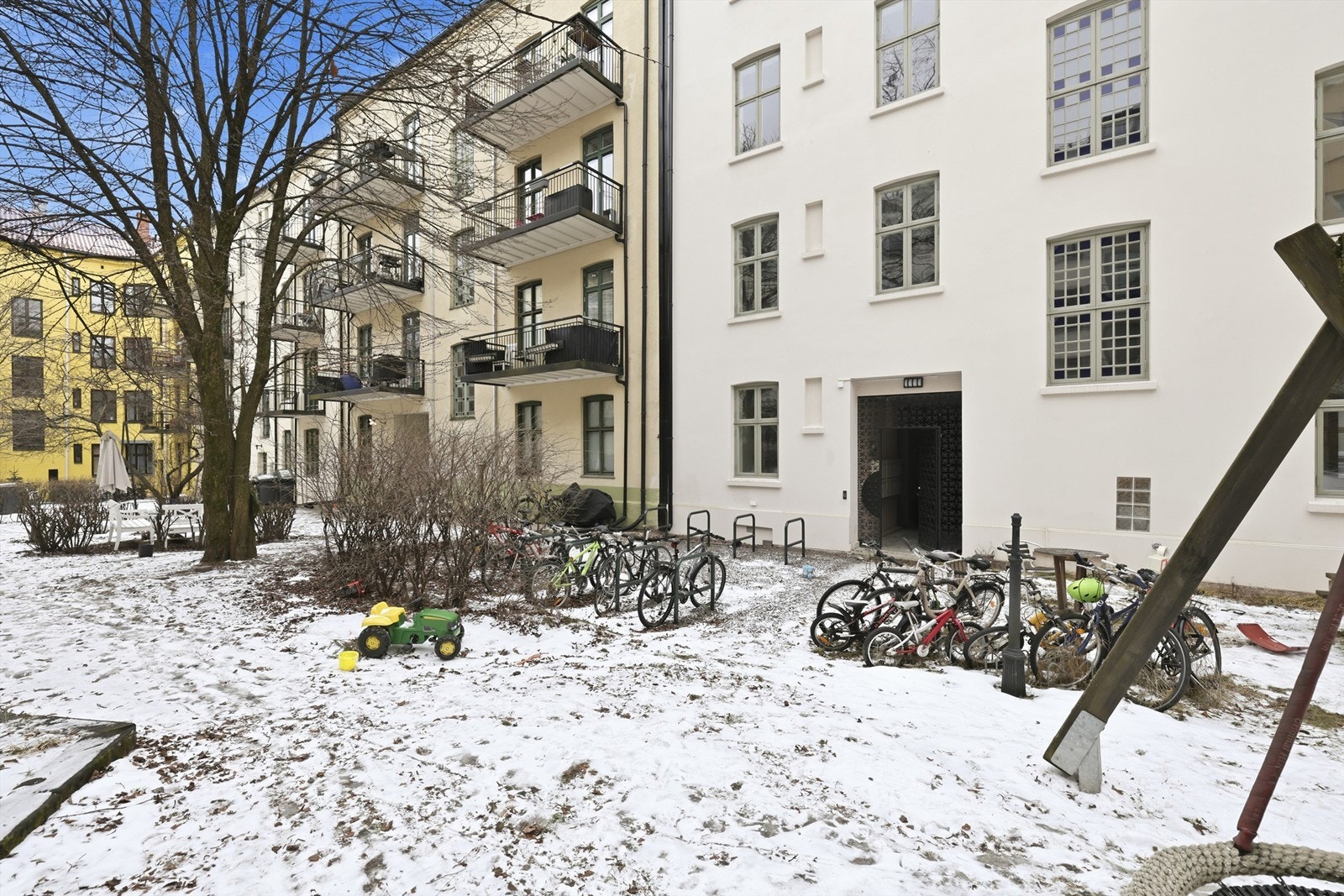 Bakgård Galleribilde