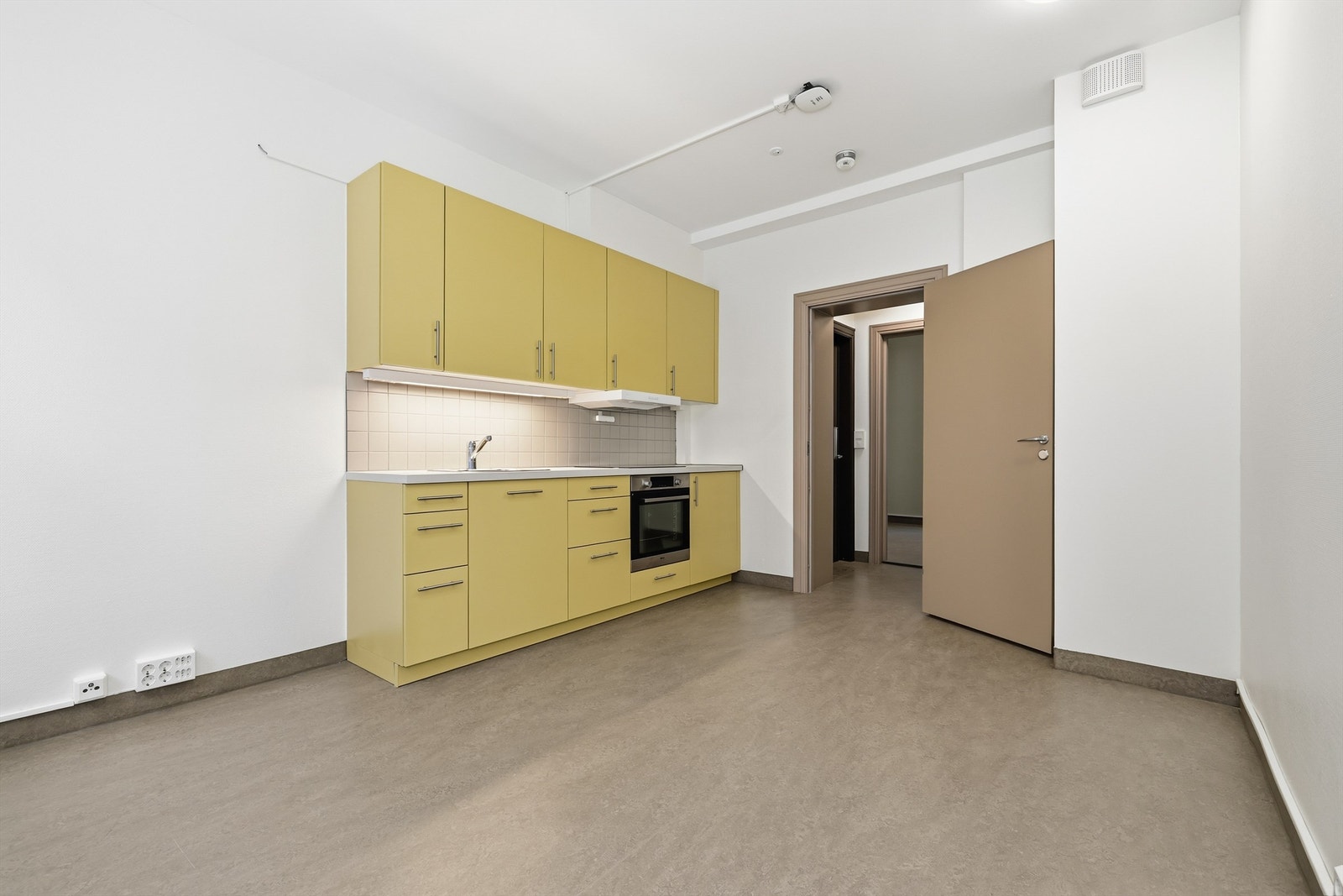 Leiligheten har en åpen løsning mellom stue og kjøkken Galleribilde