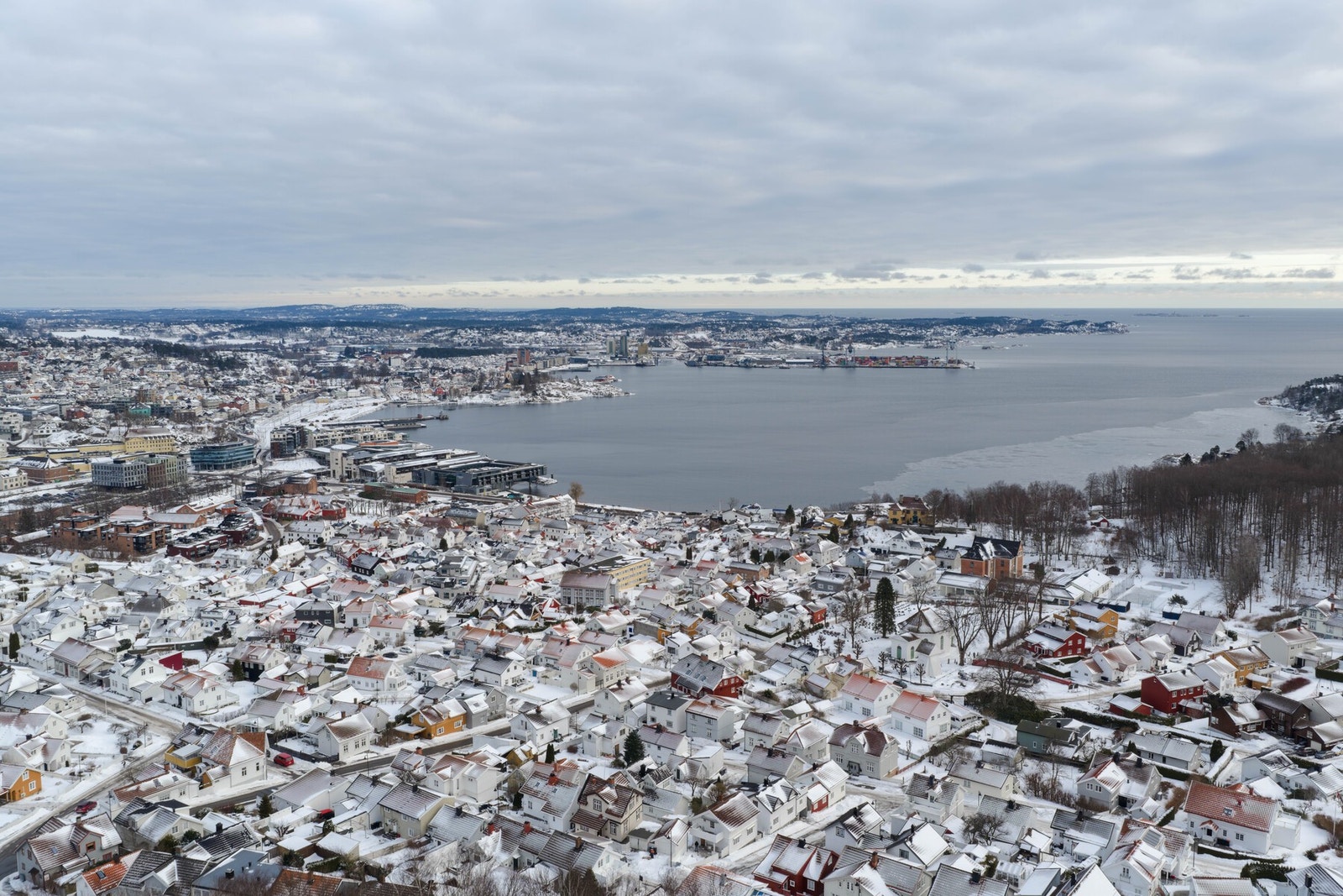 Dette er en bolig som passer perfekt for deg som ønsker noe sjarmerende, lettstelt og med nærhet til det meste - enten du er førstegangskjøper, pendler eller ønsker en mindre bolig. Galleribilde