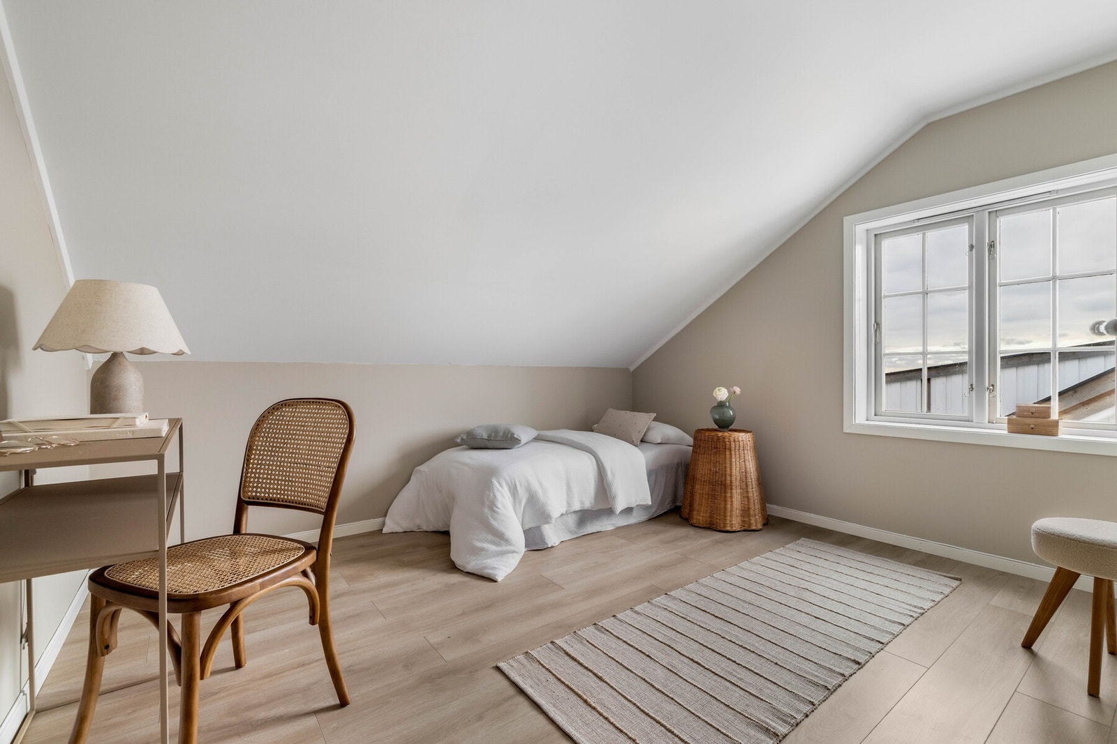 Med tre soverom kan du enkelt tilpasse bruken etter behov - enten du ønsker gjesterom, barnerom, hobbyrom eller kontor. Galleribilde