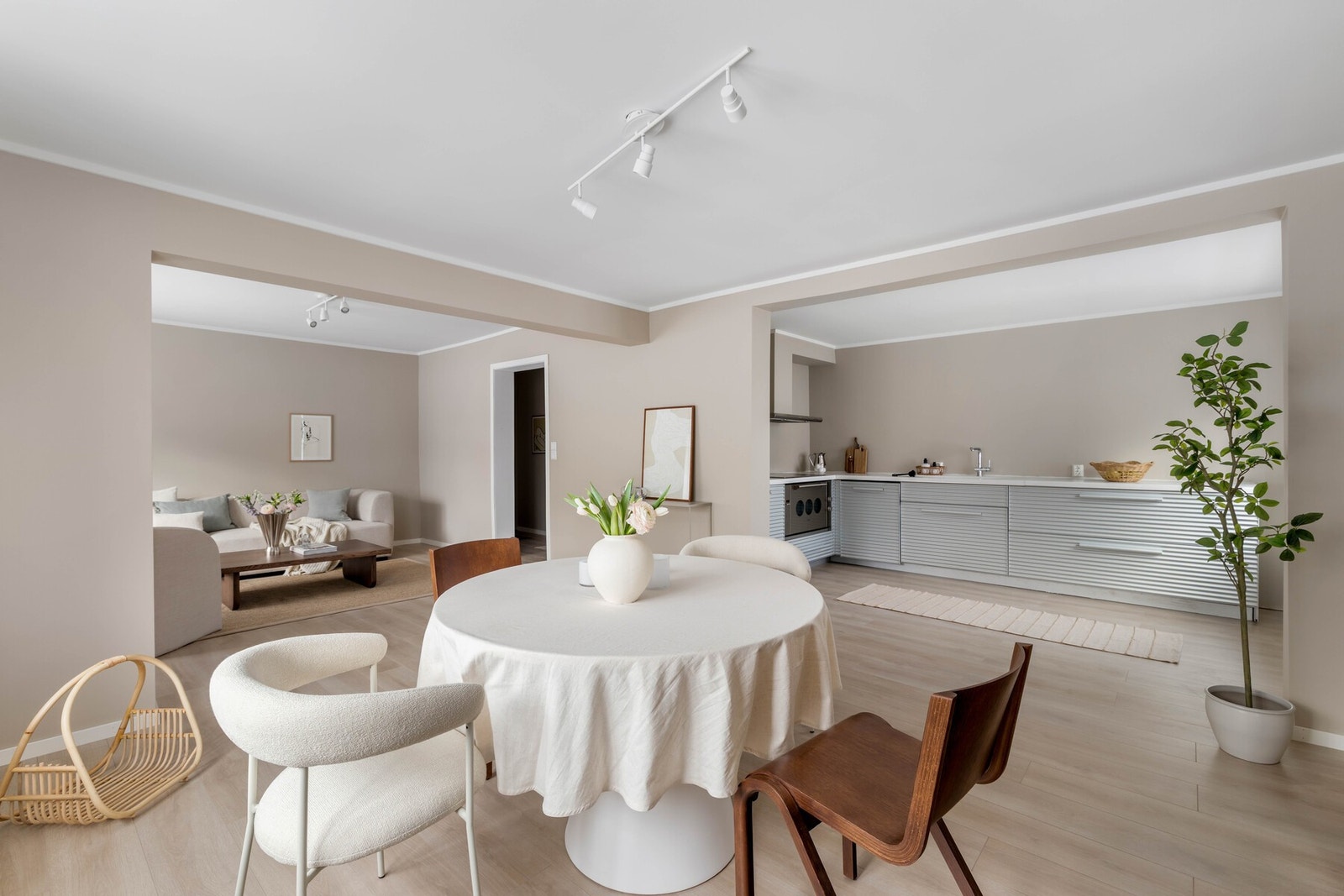 Leinæs & Partners v/ Tori Fremmerlid Glasø har gleden av å presentere Øvregata 6! Galleribilde