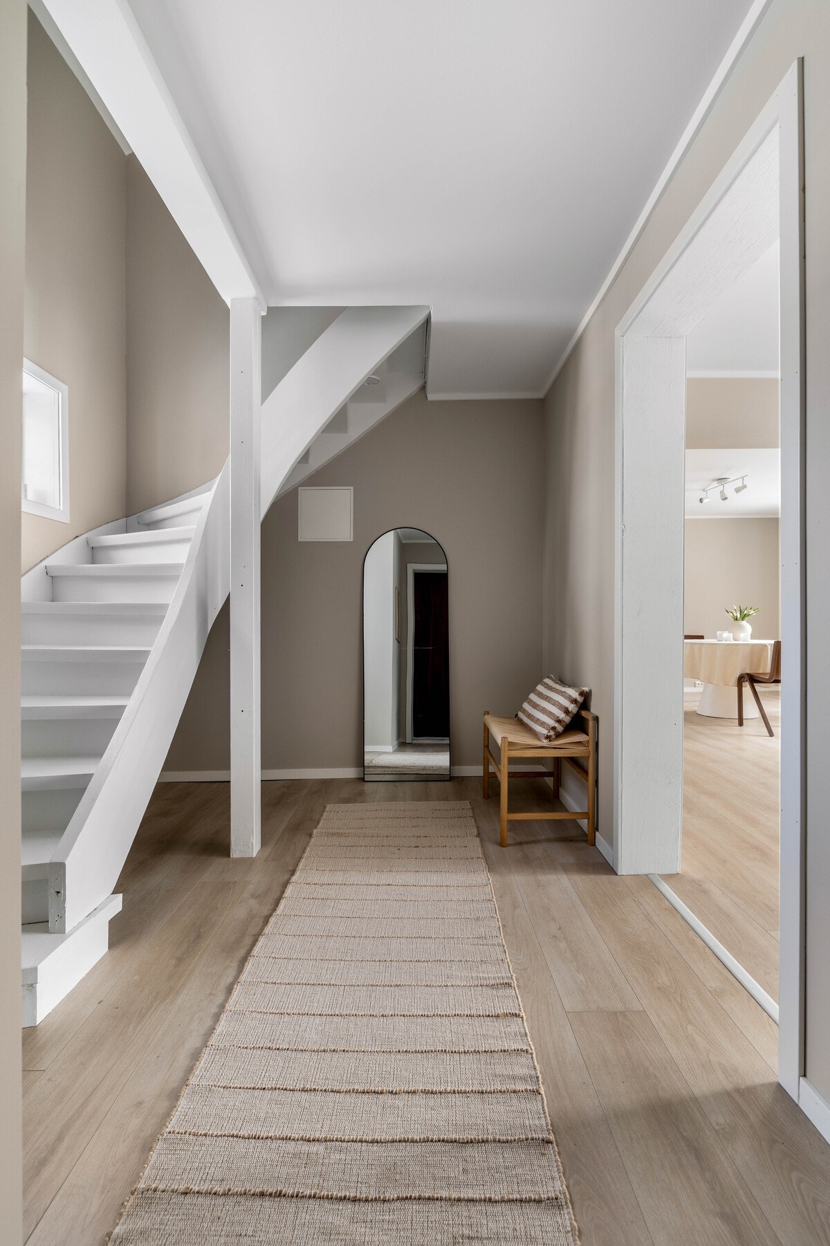 En lys og luftig gang med trapp opp til boligens andre etasje. Galleribilde