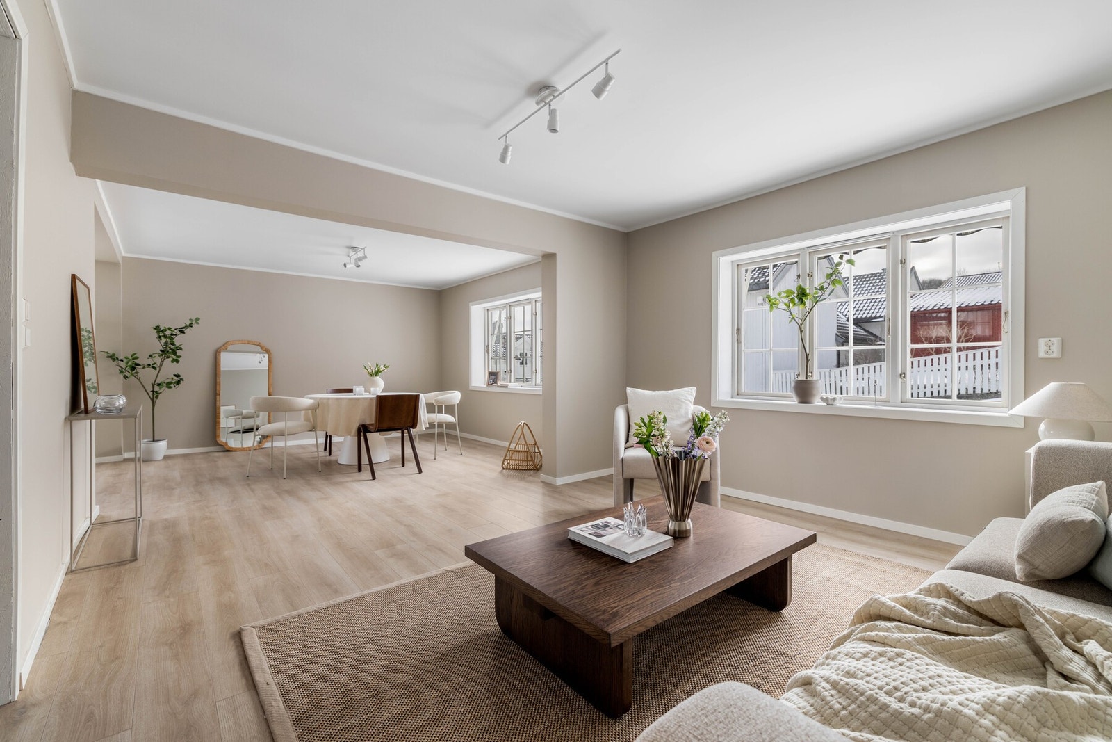 Boligens hjerterom - en stor og innbydende stue malt i en harmonisk fargepalett. Galleribilde