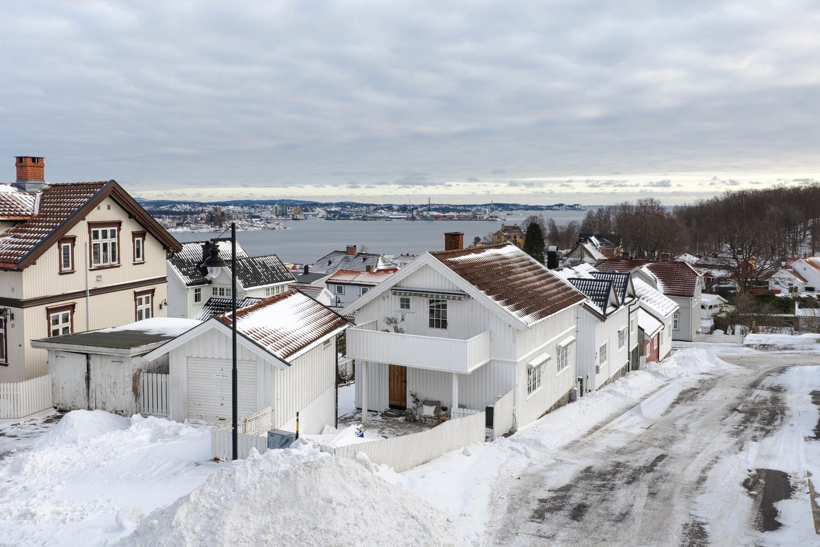 På eiendommen står det en eldre garasje - garasjen går over to plan og gir muligheter for parkering, lagring, hobbyvirksomhet eller annen praktisk bruk etter behov Galleribilde