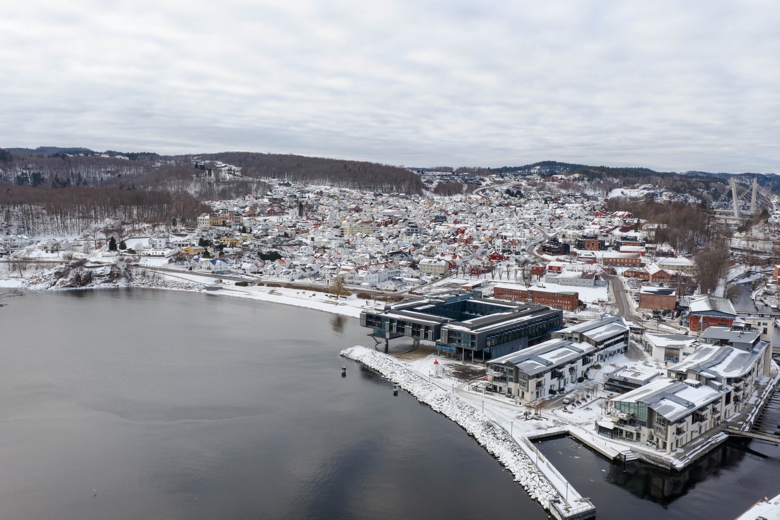 Nærheten til sjøen, flotte turområder, sentrum og daglige fasiliteter gjør området svært populært. Galleribilde