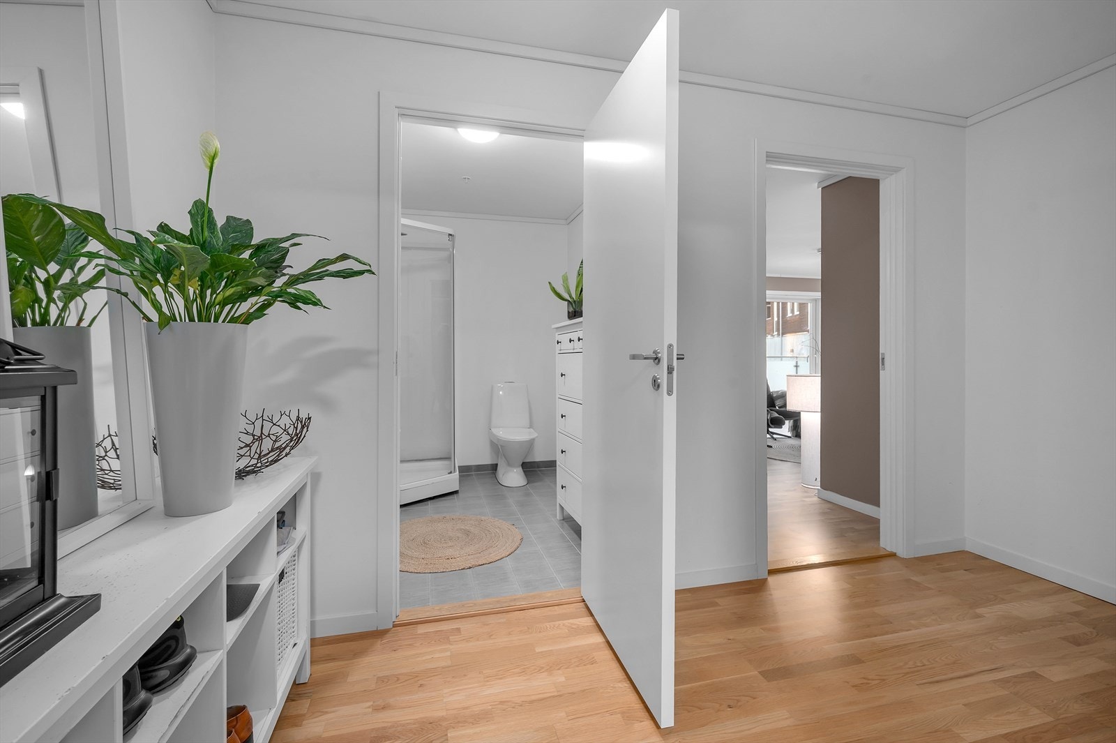 Pent og praktisk inngangsparti med dør til baderom Galleribilde