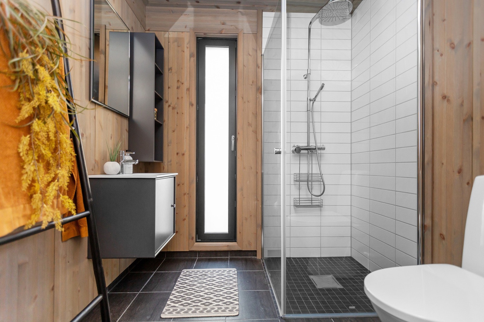 Bad med flislagt dusjhjørne og glassdører Galleribilde