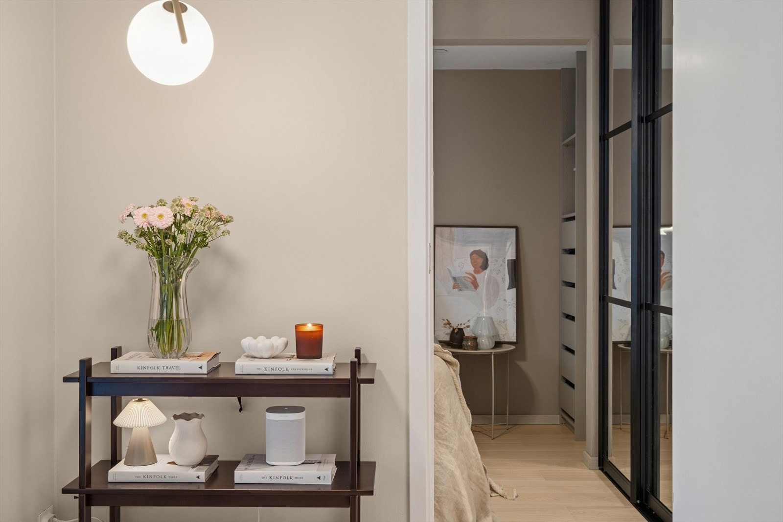 Fra stuen er det inngang til boligens soverom. Galleribilde