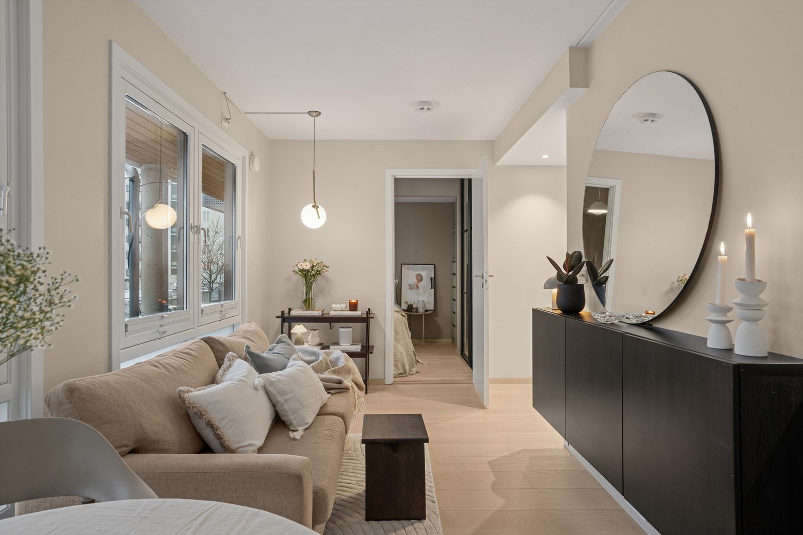 Naturlig sone for innredning av sofa, TV og tilhørende møblement. Galleribilde