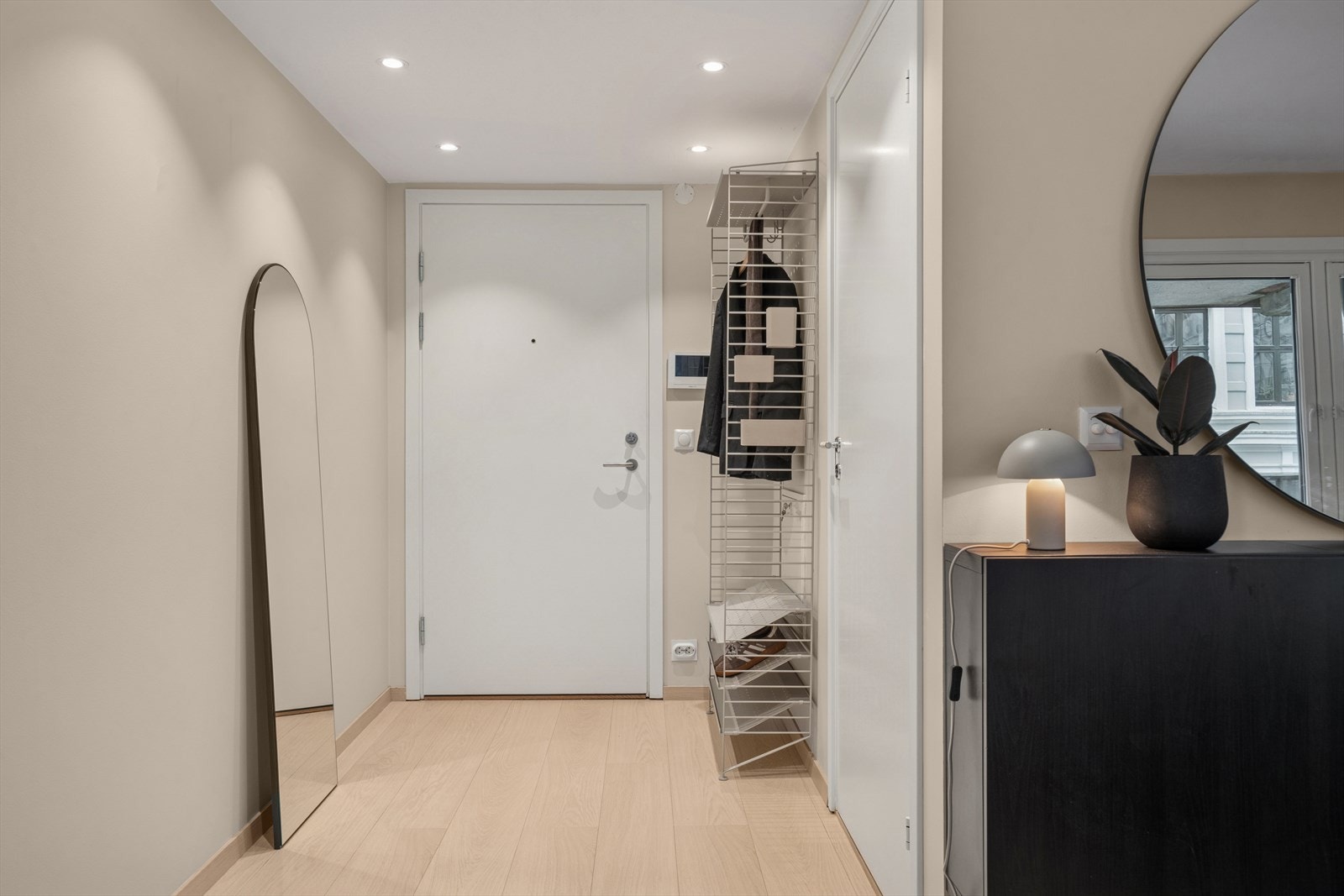 Downlights i taket som kan regulere lyset i entreen. Galleribilde