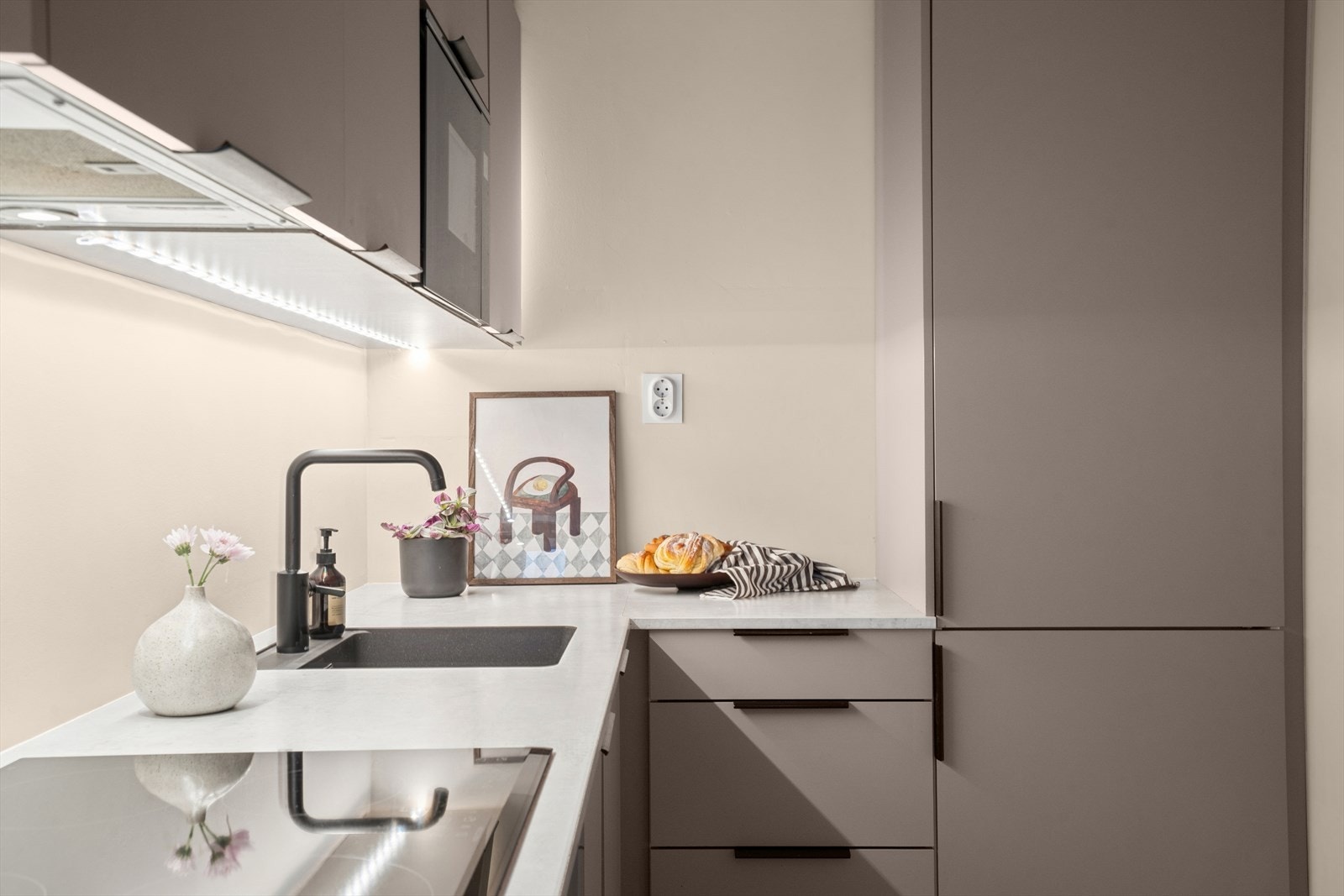 Stilrent kjøkken med integrerte hvitevarer. Galleribilde