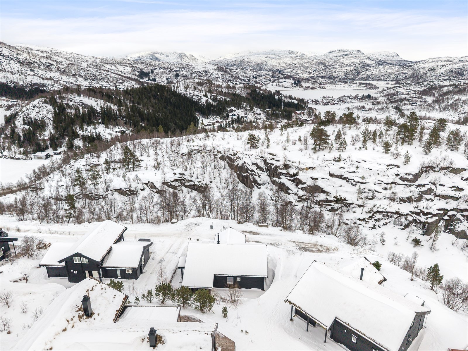 Rask tilgang til løypenett for langrenn videre oppover i Sirdal. Skisporet begynner ned bakken ved Beinesvatnet, og de fleste fasiliteter er i 5 minutters omkrets. Galleribilde