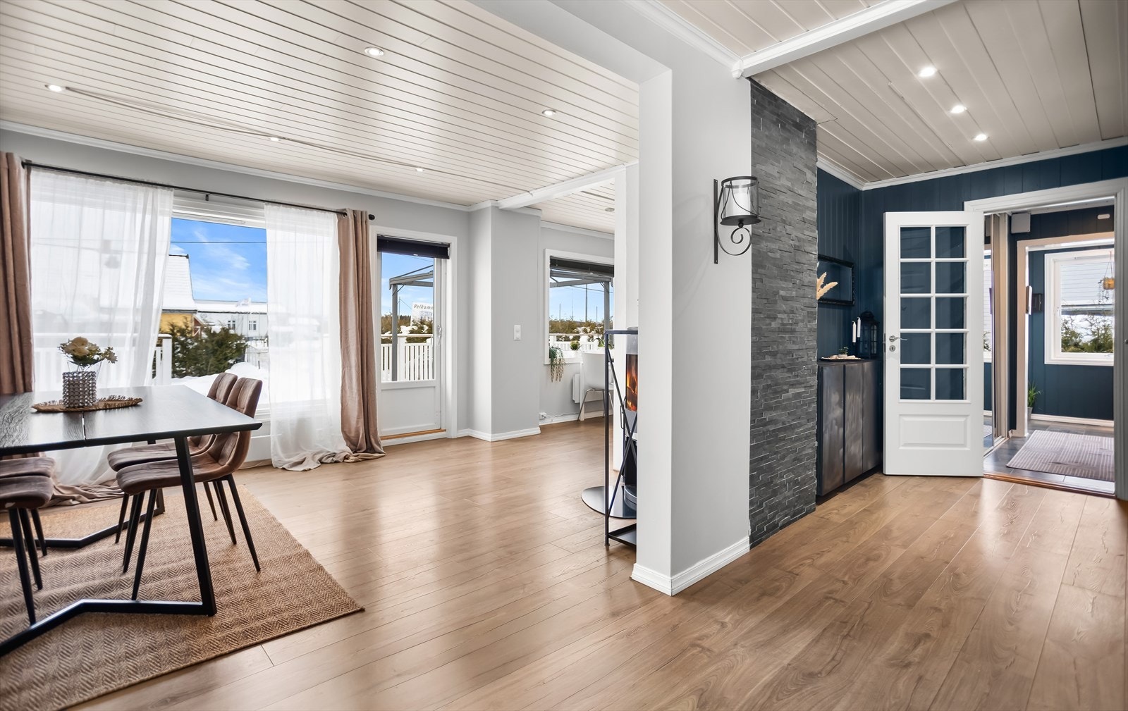 Fra spisestuen er det en naturlig overgang til kjøkkenet. Galleribilde