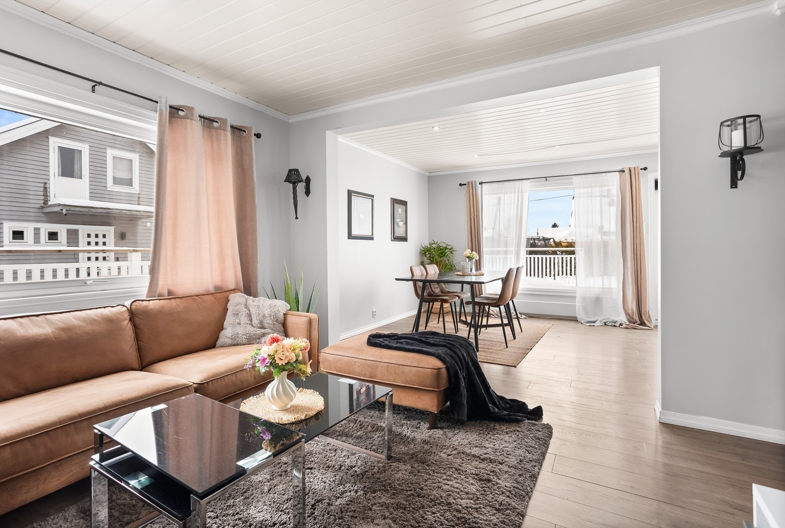 Den åpne løsningen mellom stue og spisestue skaper en sosial og luftig atmosfære. Galleribilde