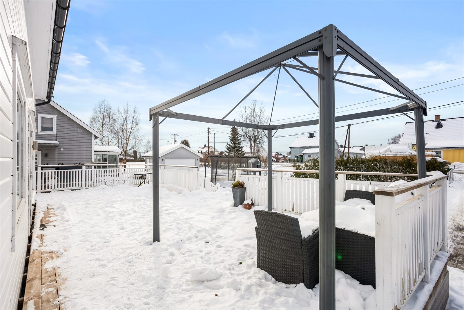 Terrassen på 48 m² har god plass til utemøbler og er et naturlig samlingspunkt. Galleribilde