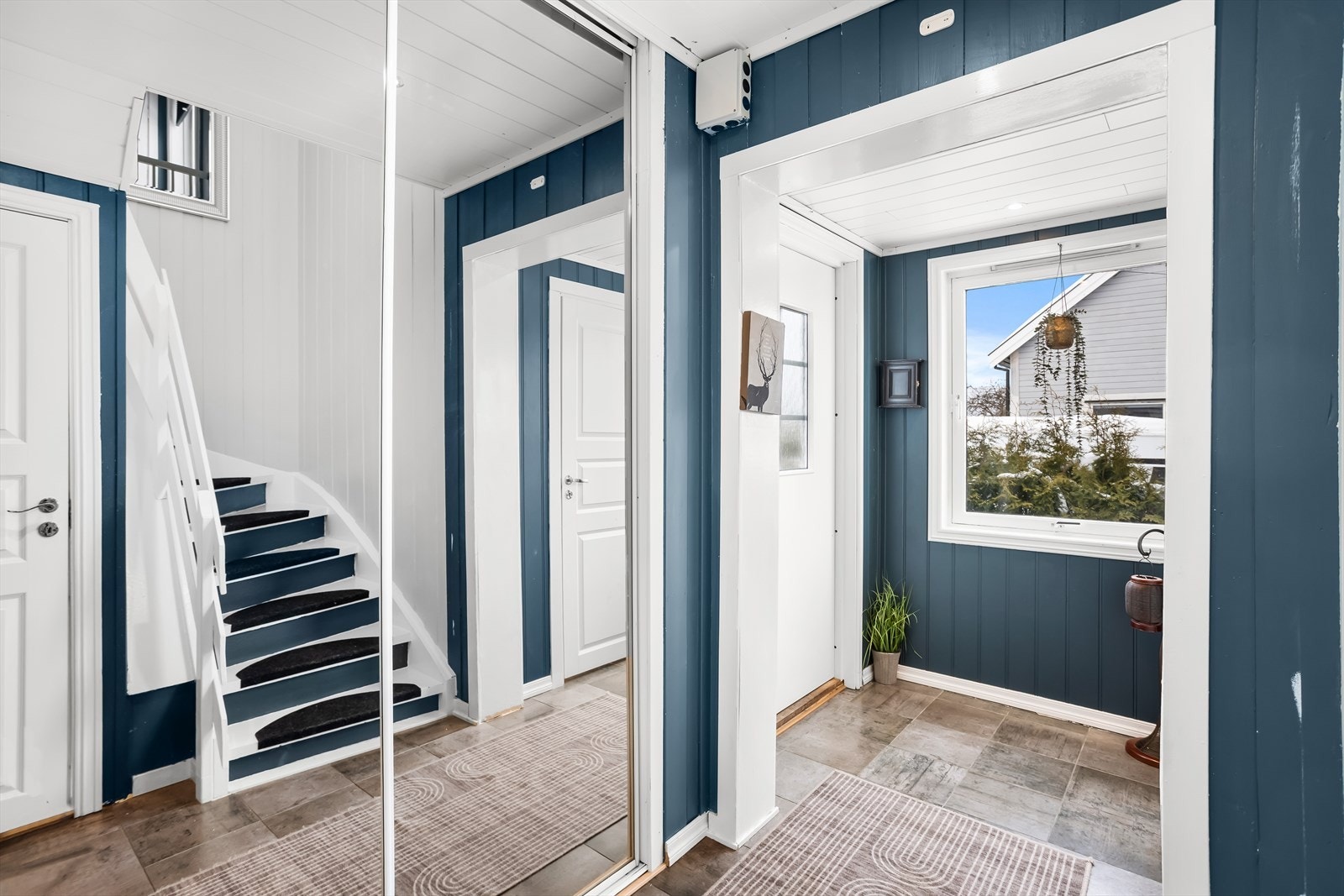 Fra entreen fører trappen deg videre opp til boligens andre etasje. Galleribilde