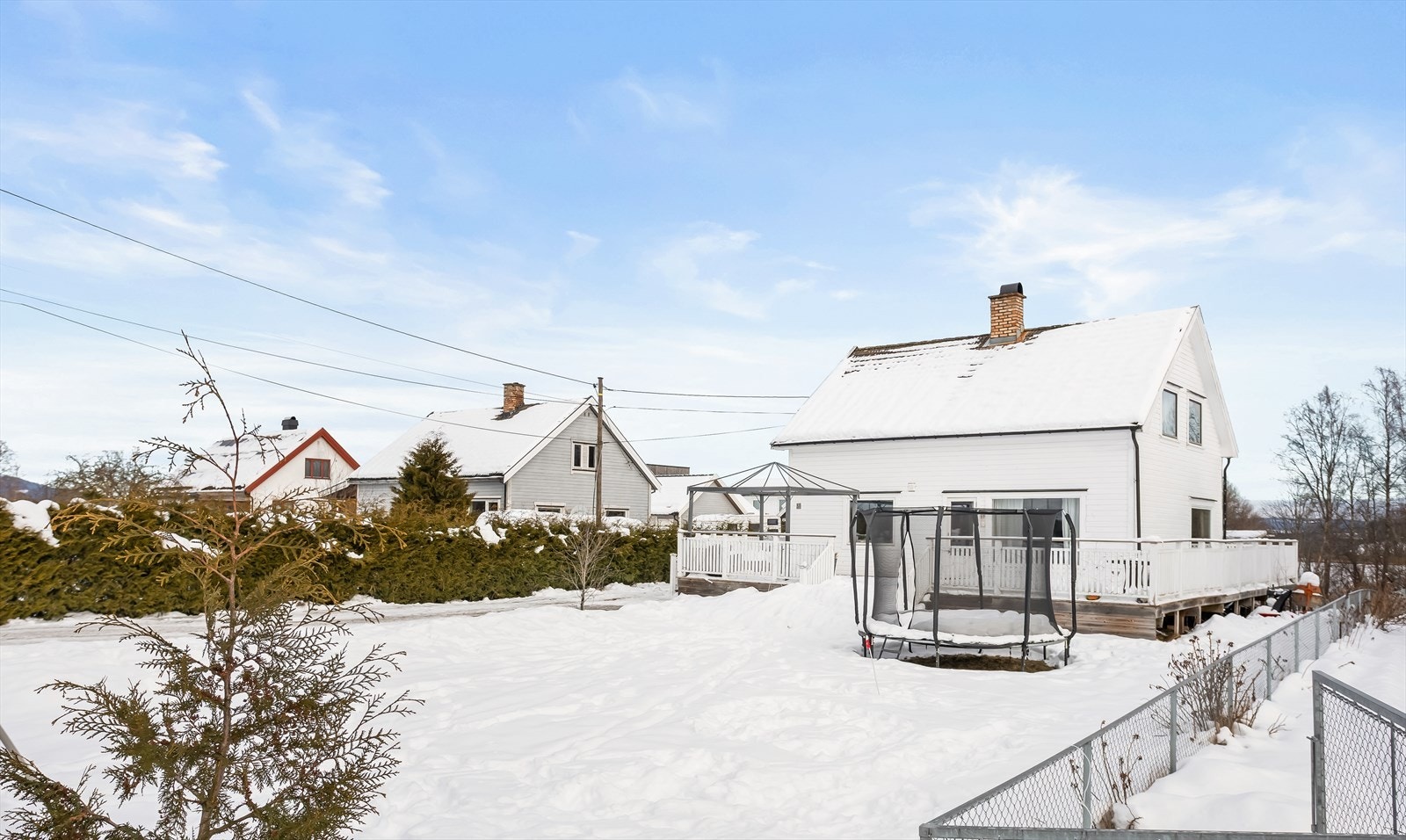 Enebolig fra 1951 med stor hage og en romslig, sørvestvendt terrasse. Galleribilde