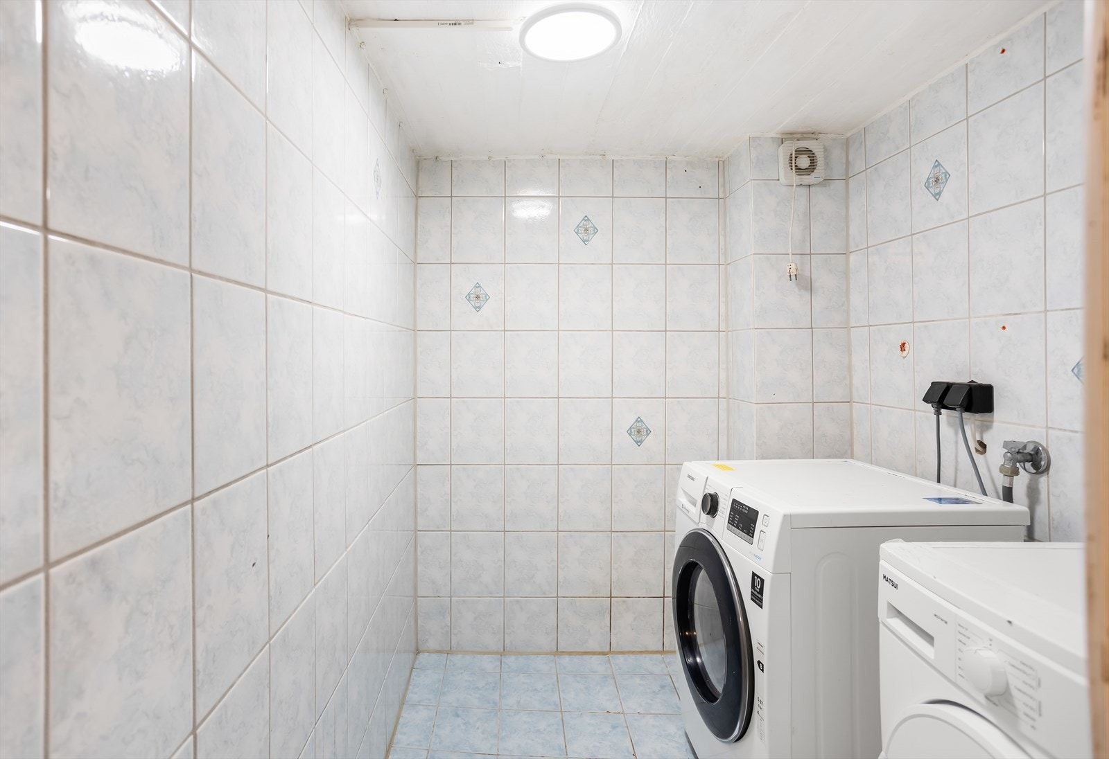 I kjelleren er det etablert et vaskerom. Her er også varmtvannsberederen plassert. Rommet kan ifølge takstmann ikke benyttes som våtrom per nå. Galleribilde