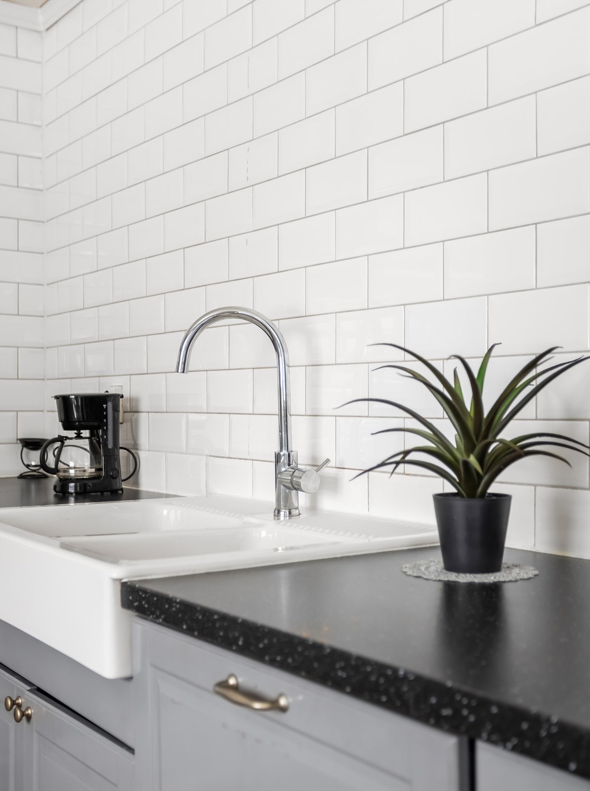 Kjøkkenet er utstyrt med integrerte hvitevarer og komfyrvakt for økt sikkerhet. Galleribilde