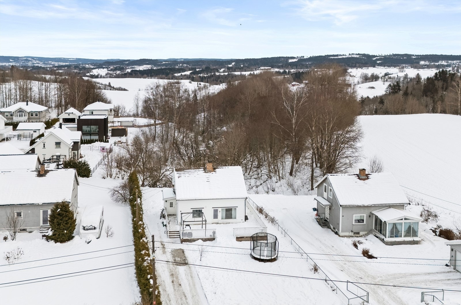 Eiendommen ligger i et rolig og etablert nabolag i Venjar/Bøn, med landlige omgivelser. Galleribilde