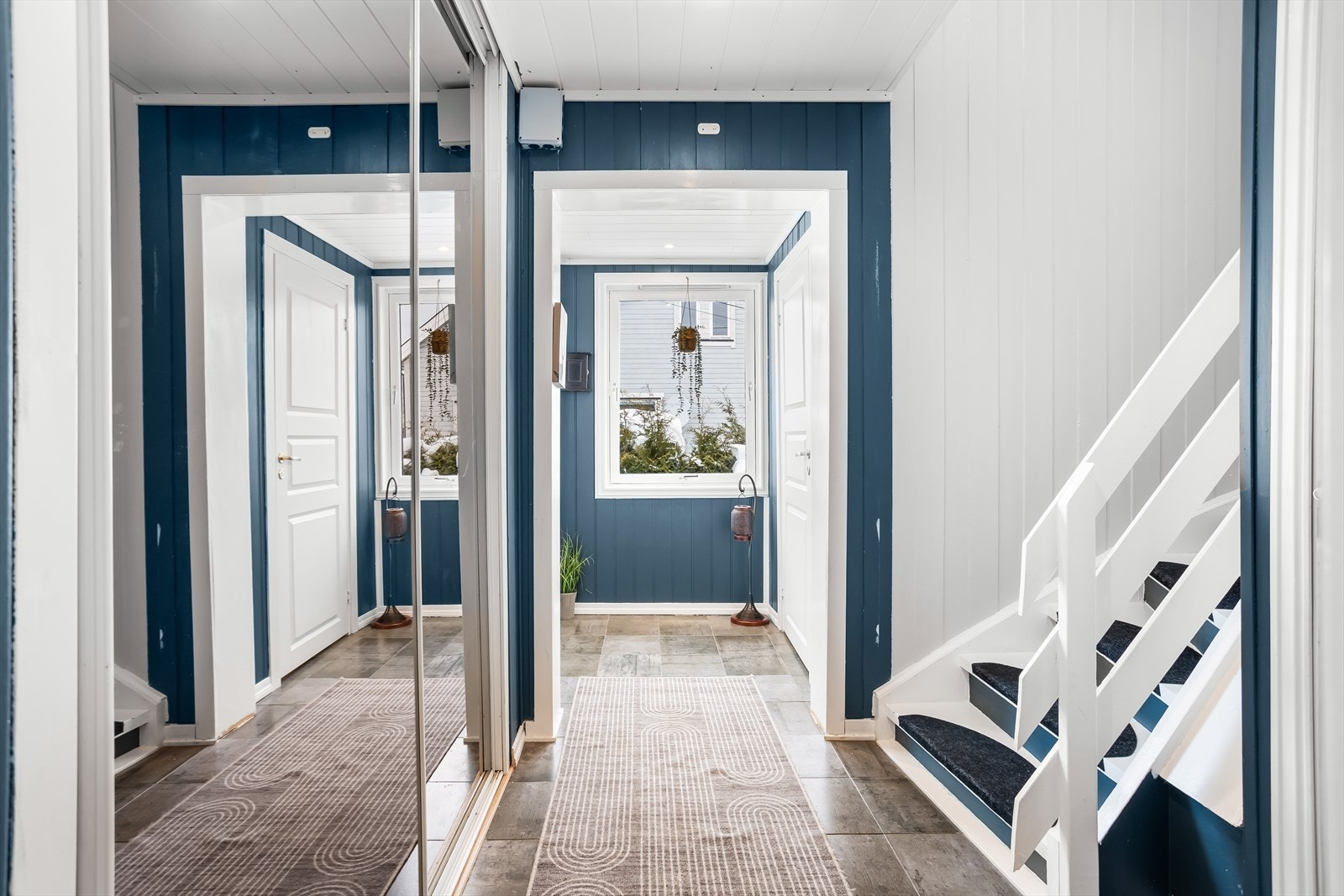 Inngangspartiet er en del av et påbygg som gir en romslig og funksjonell entré. Påbygget er ikke søkt om eller godkjent hos kommunen. Galleribilde