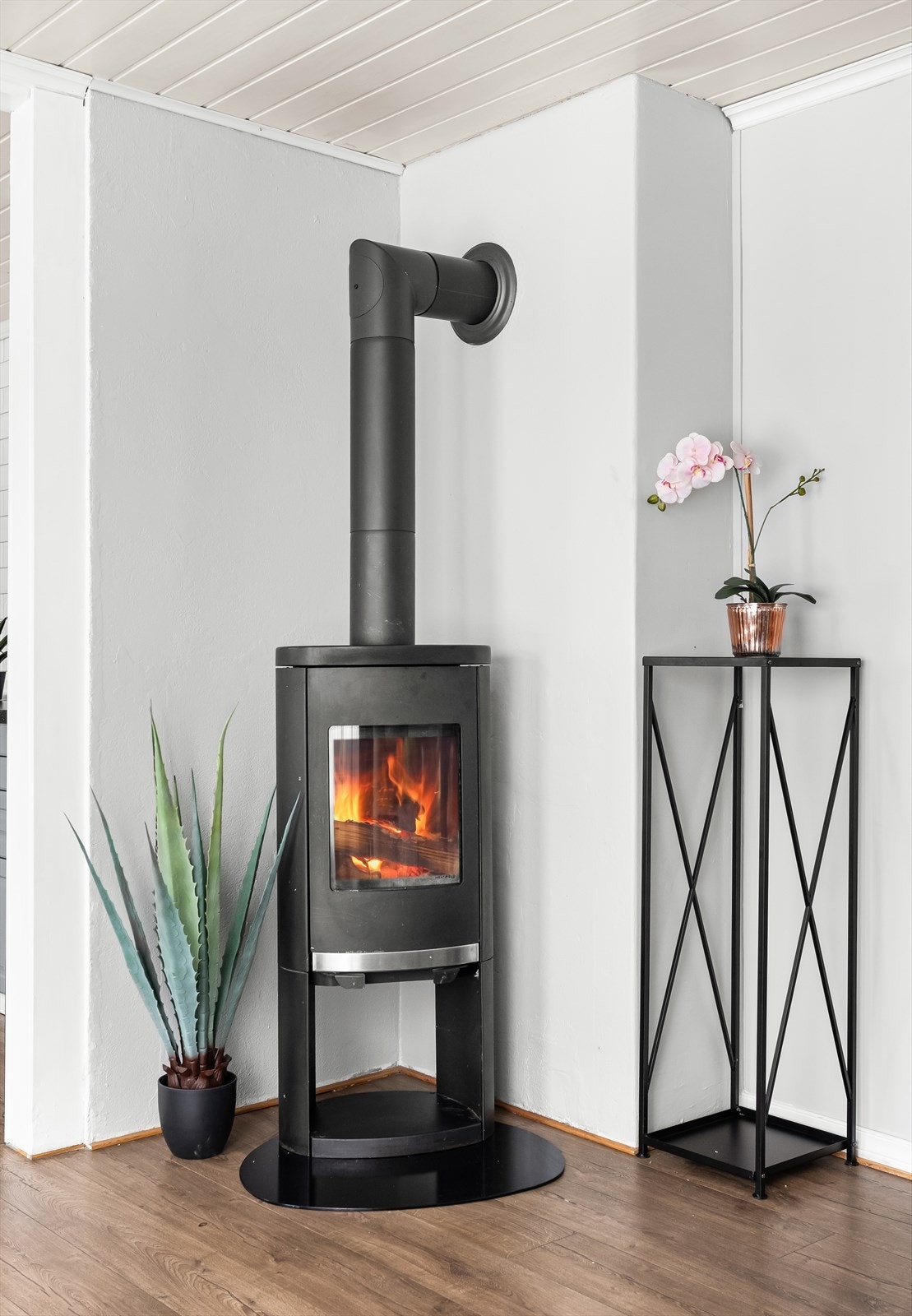 Ildstedet er en effektiv tilleggsvarmekilde til den elektriske oppvarmingen. Galleribilde