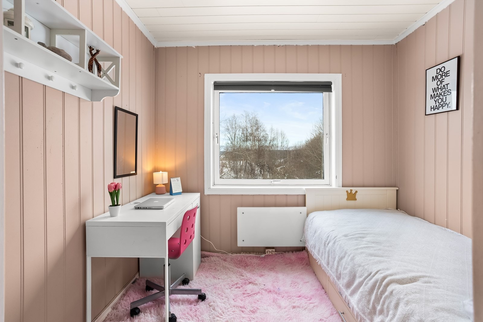 Soverommet i første etasje har en god størrelse og overflater med panel på veggene. Galleribilde