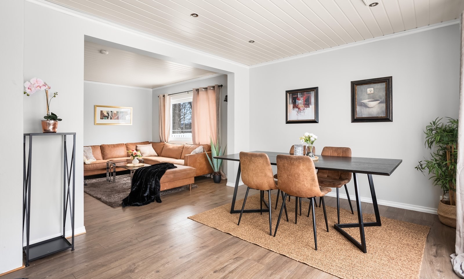 Gulvene er belagt med gjennomgående tre-stavs parkett/laminat i oppholdsrommene. Galleribilde