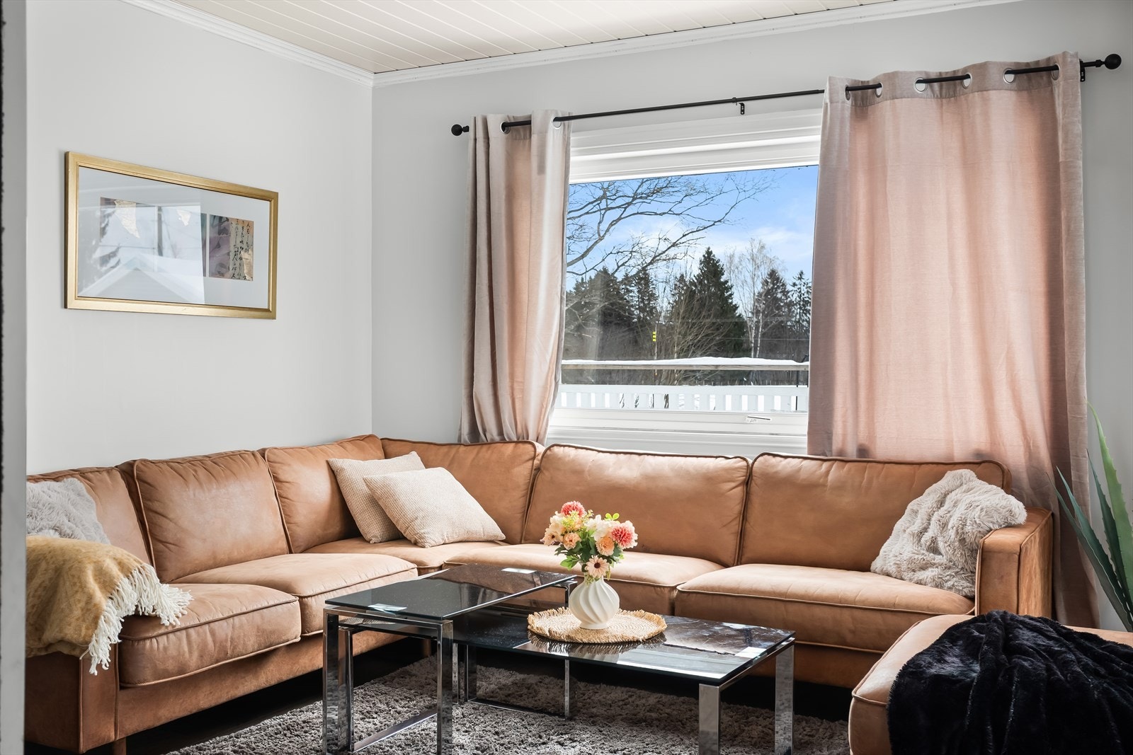 Store vindusflater gir rikelig med naturlig lys inn i stuen. Galleribilde