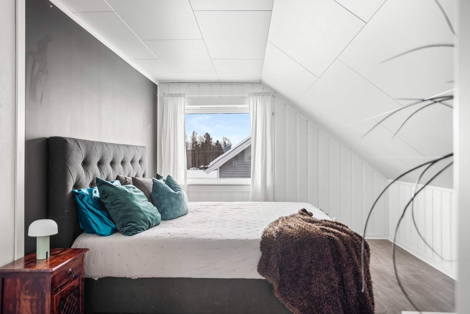 Hovedsoverommet er romslig med plass til dobbeltseng og har en lun atmosfære under skråtaket. Galleribilde