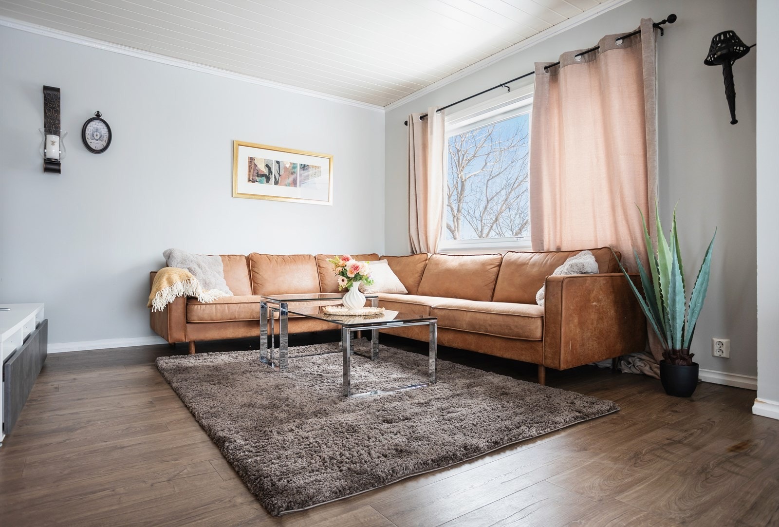 Vegger med overflatebehandlet panel og MDF gir et helhetlig inntrykk. Galleribilde