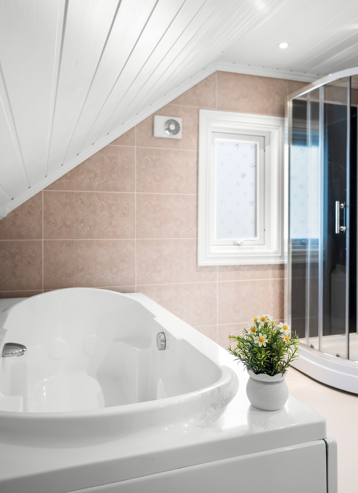 Rommet har panel i himlingen med innfelte spottere og mekanisk avtrekk. Galleribilde