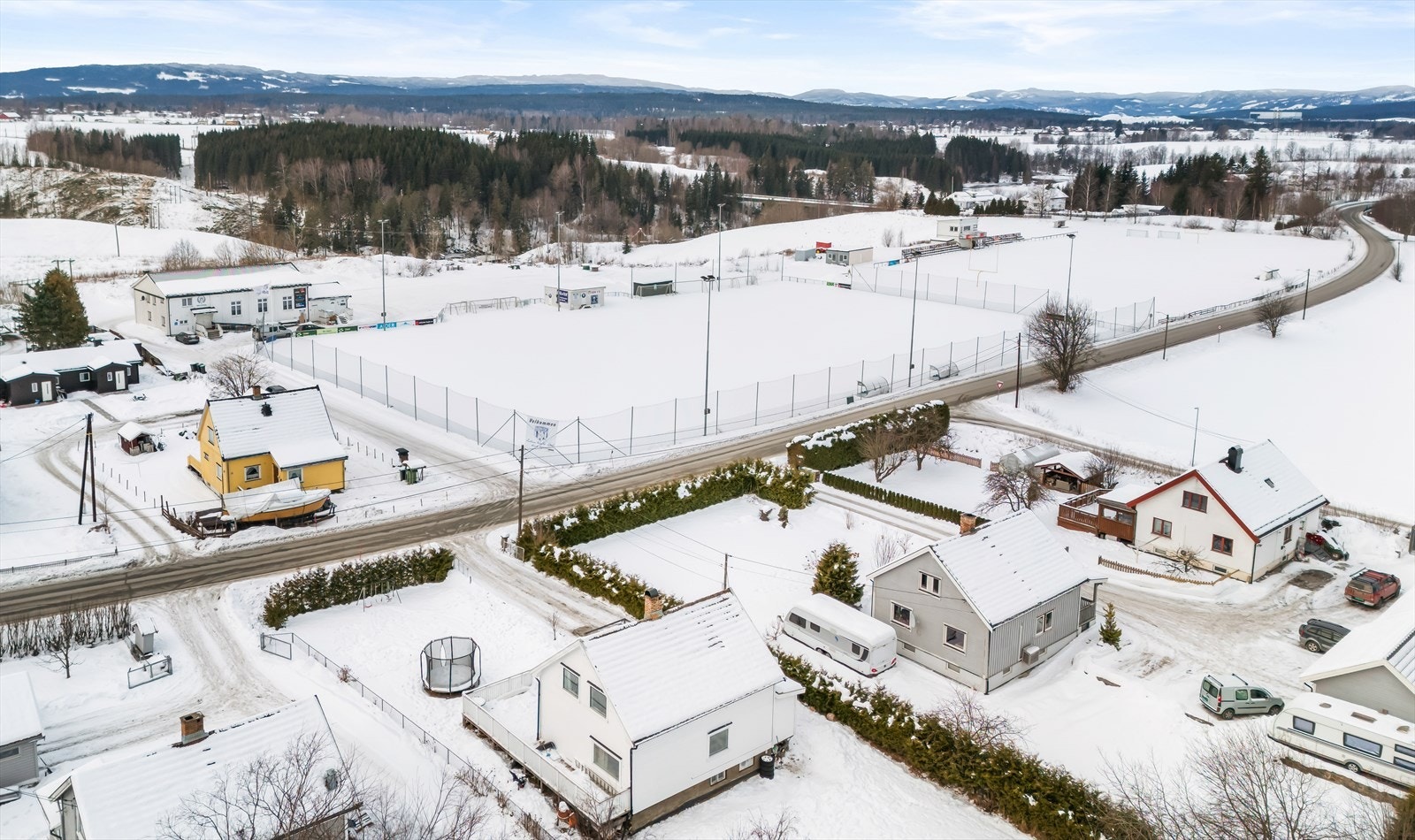 Med Bøn stadion kun 100 meter unna, er det kort vei til fotballbanen og idrettsaktiviteter. Galleribilde