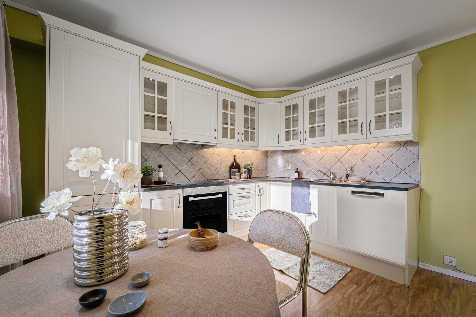 - Kjøkken måler ca. 9,2 kvm. Det gjøres oppmerksom på at hvitevarer er redigert inn og ikke er til stede ved besiktigelsen av eiendommen - Galleribilde