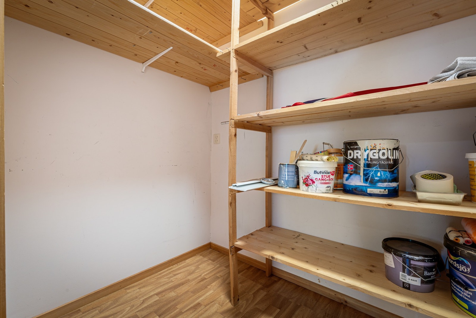 - Boden måler 2,8 kvm, her er det plass til oppbevaring eller mulighet for å bygge walk-inn! - Galleribilde