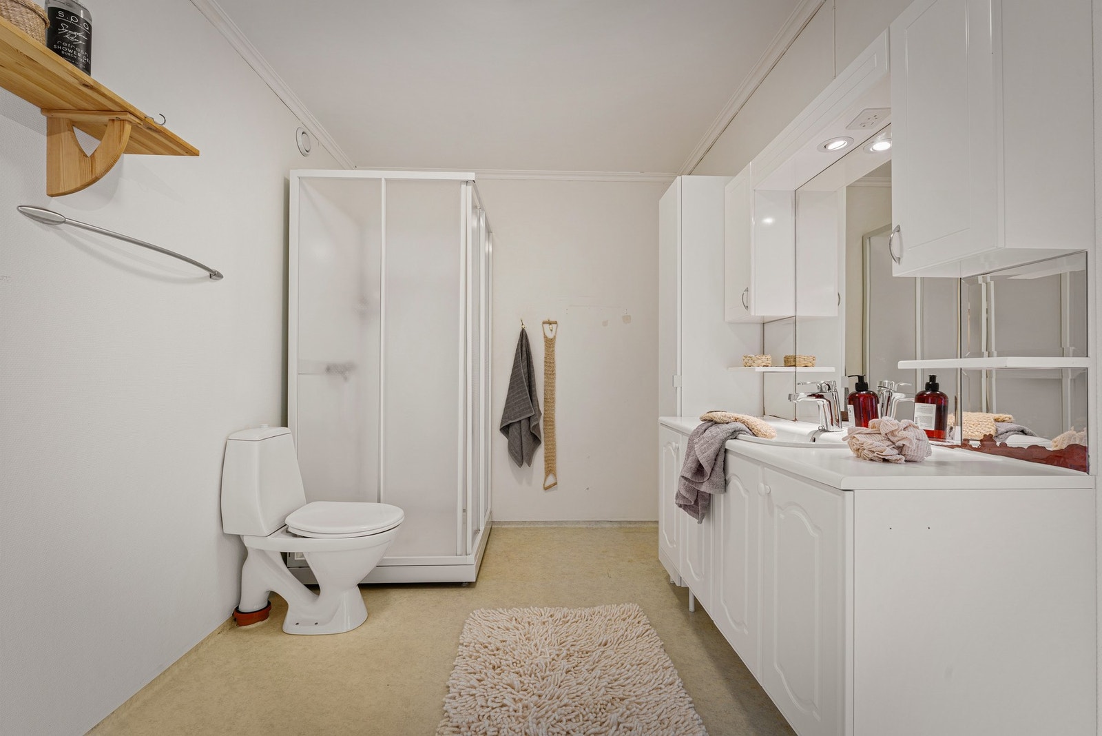 - Et romslig bad med stort potensiale - Galleribilde