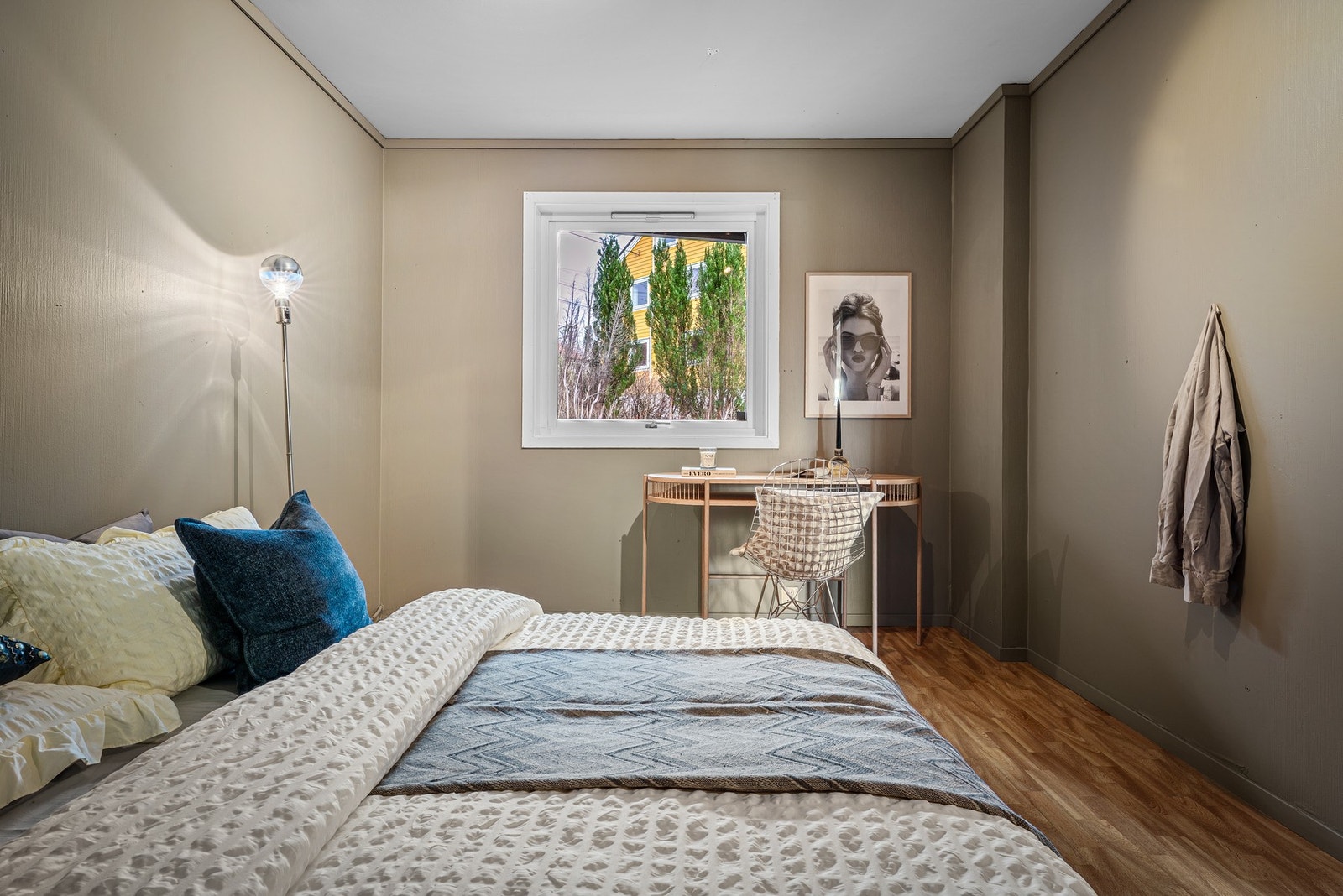 - Begge rom har god plass til dobbeltseng, nattbord og garderobeløsning - Galleribilde