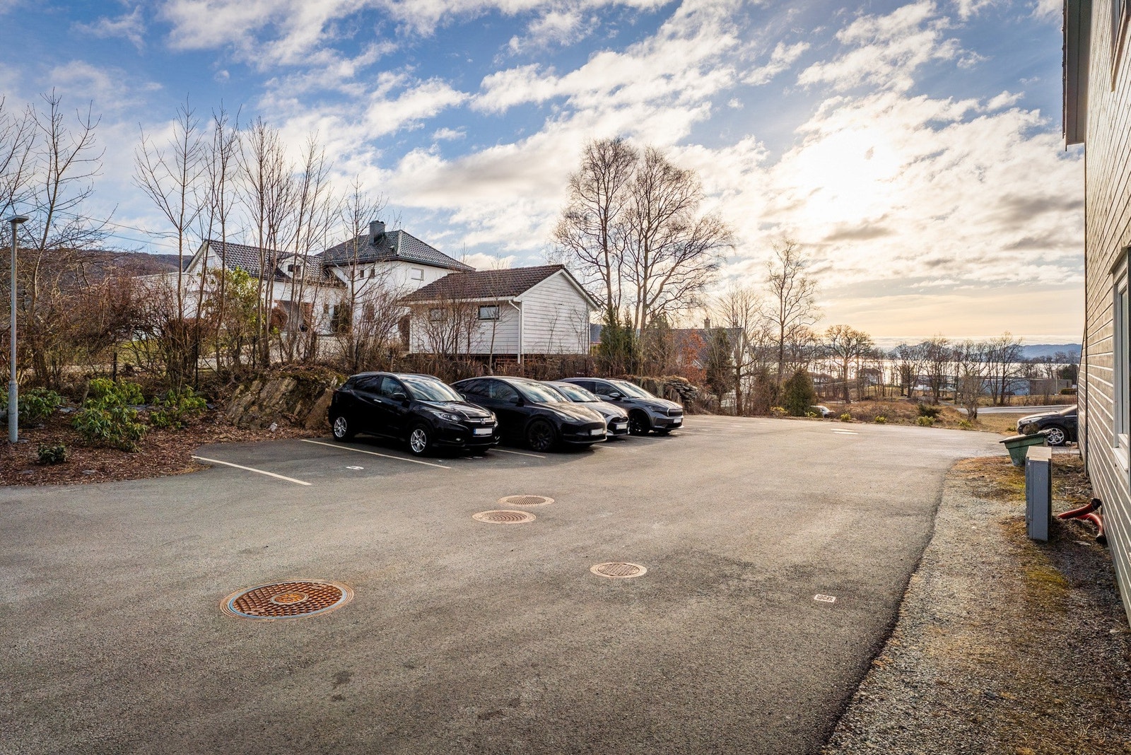 - Det medfølger parkeringsplass på felles parkering utenfor boligen - Galleribilde