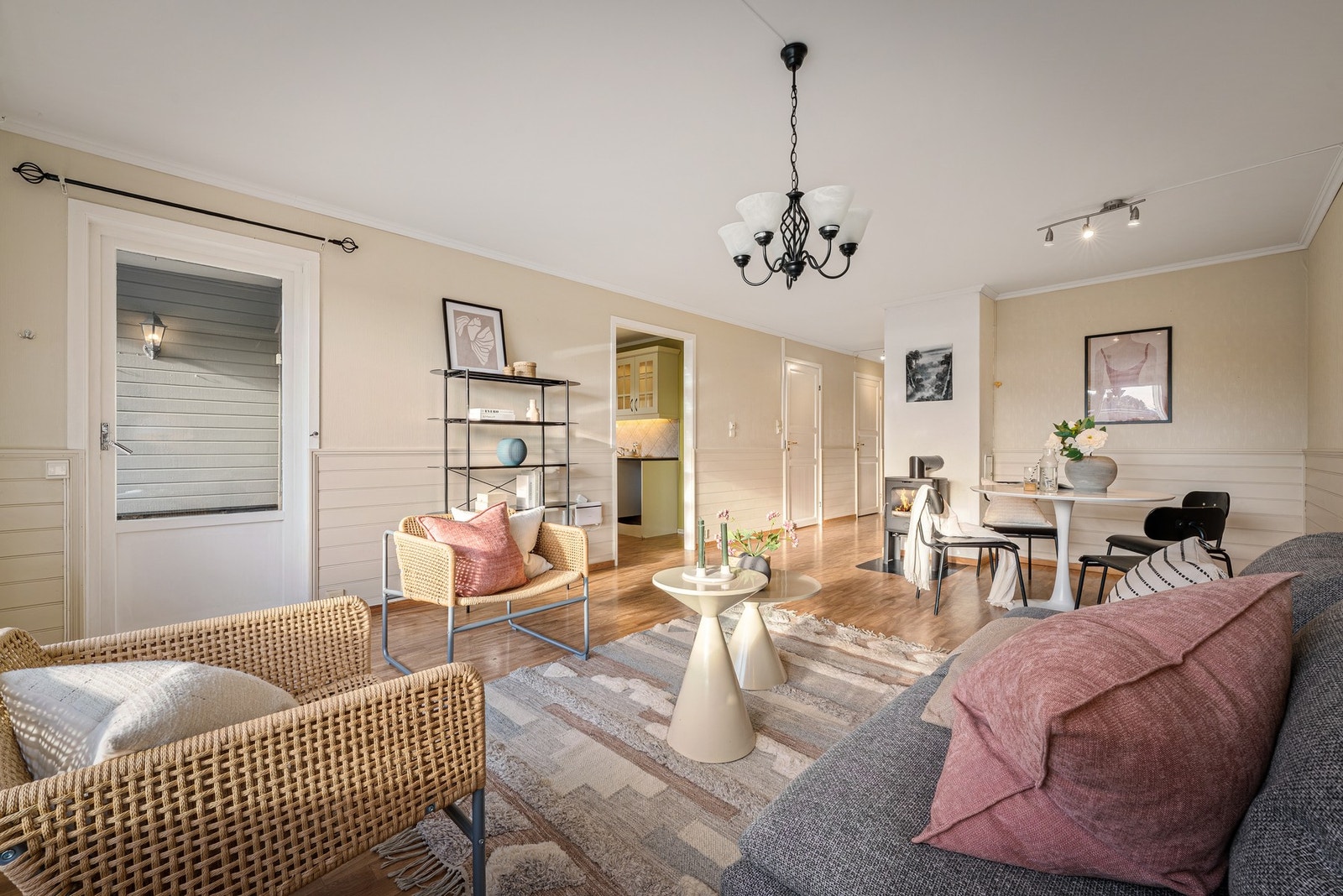 - Leiligheten har varmekabler i gulv på bad og entré i tillegg til peis - Galleribilde