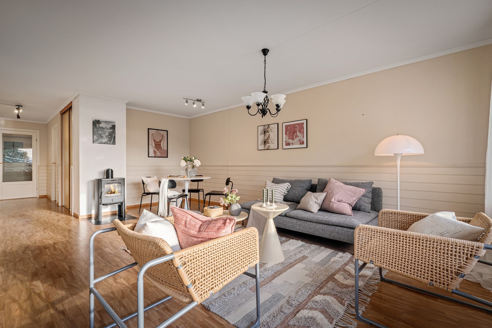 - Det er god plass for møblering av spisegruppe, sofagruppe og tv-seksjon - Galleribilde