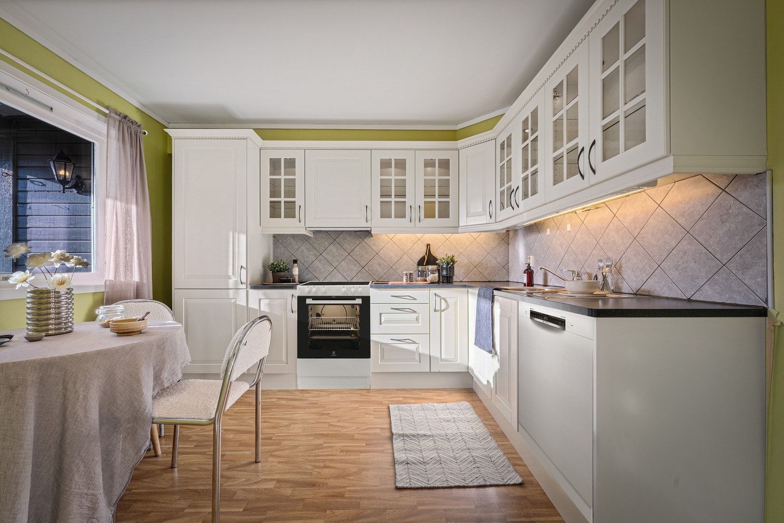 - Kjøkkeninnredning med profilerte fronter, benkeplate av laminat og keramiske fliser over benkeplate - Galleribilde