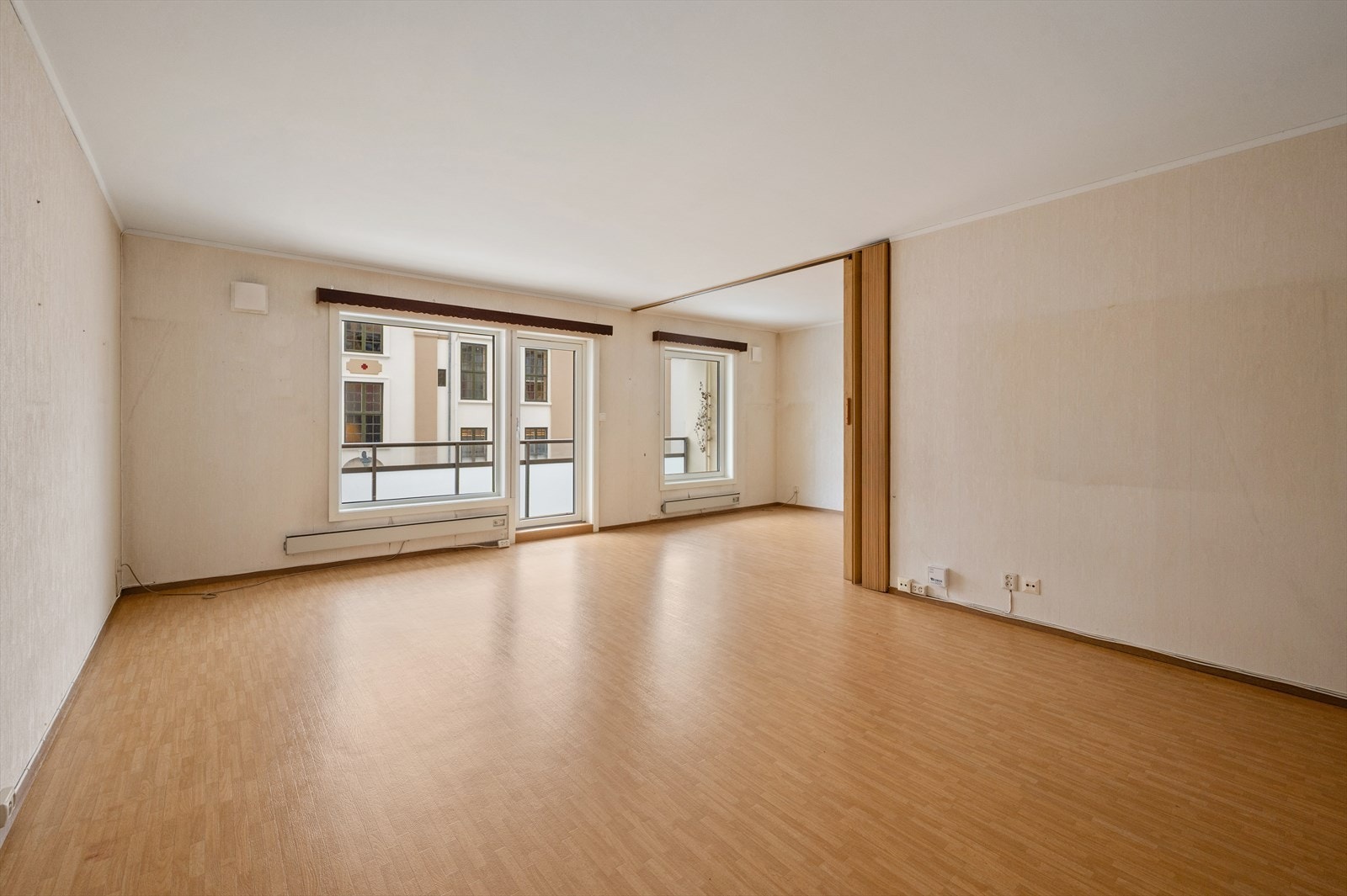 Velkommen til en romslig og gjennomgående 3-roms med sydvestvendt balkong. Oppussingsobjekt med potensial. Foto: Peter Futo Galleribilde