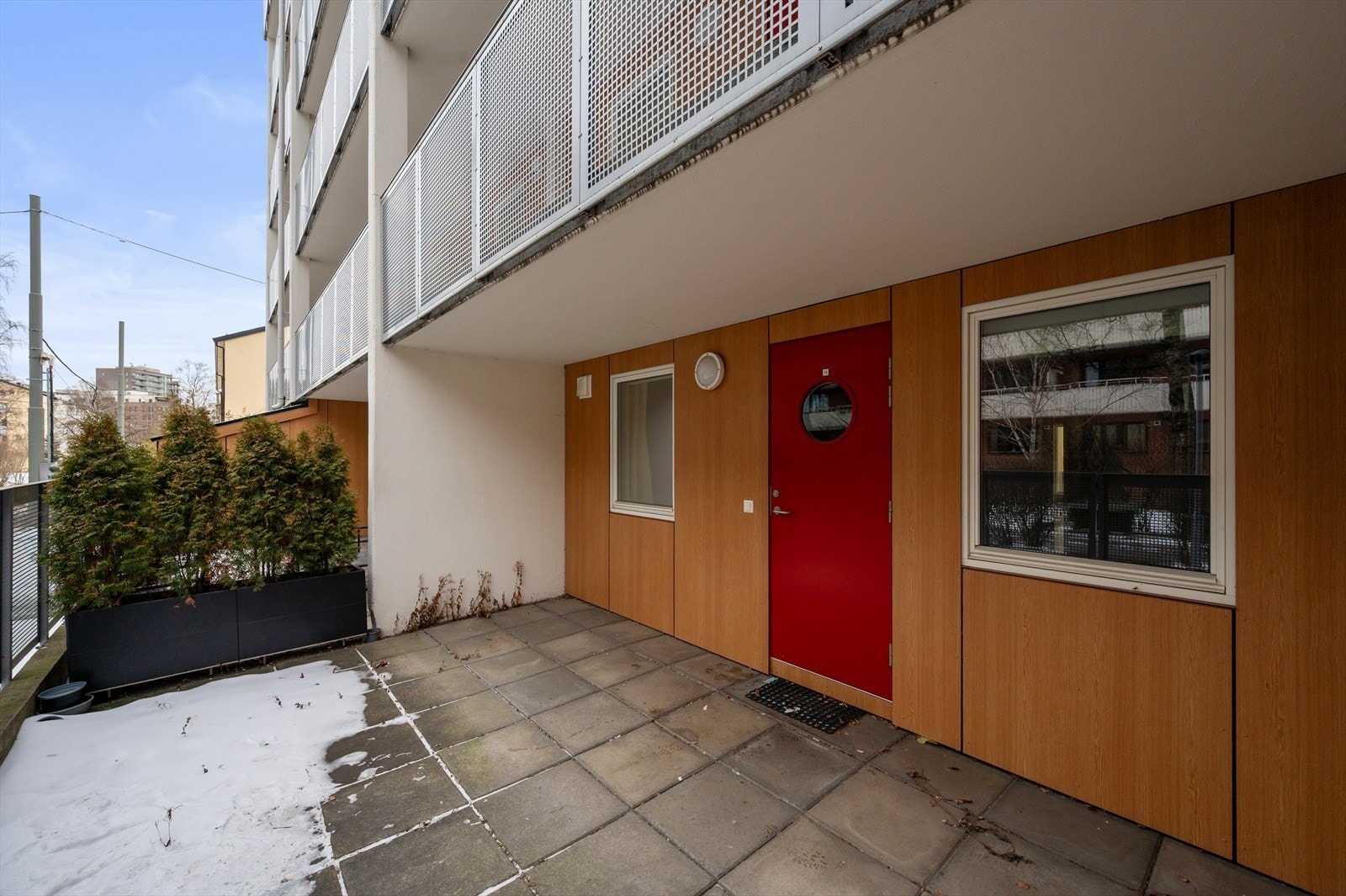 I tillegg til balkong, disponerer boligen en forhage på ca. 20 kvm. Galleribilde