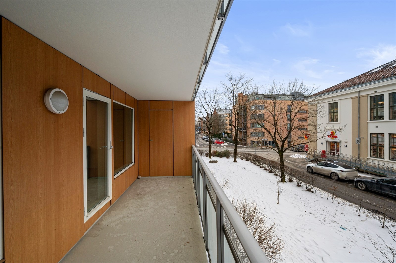 Overbygd balkong med panelvegger og tilgang til bod. Galleribilde